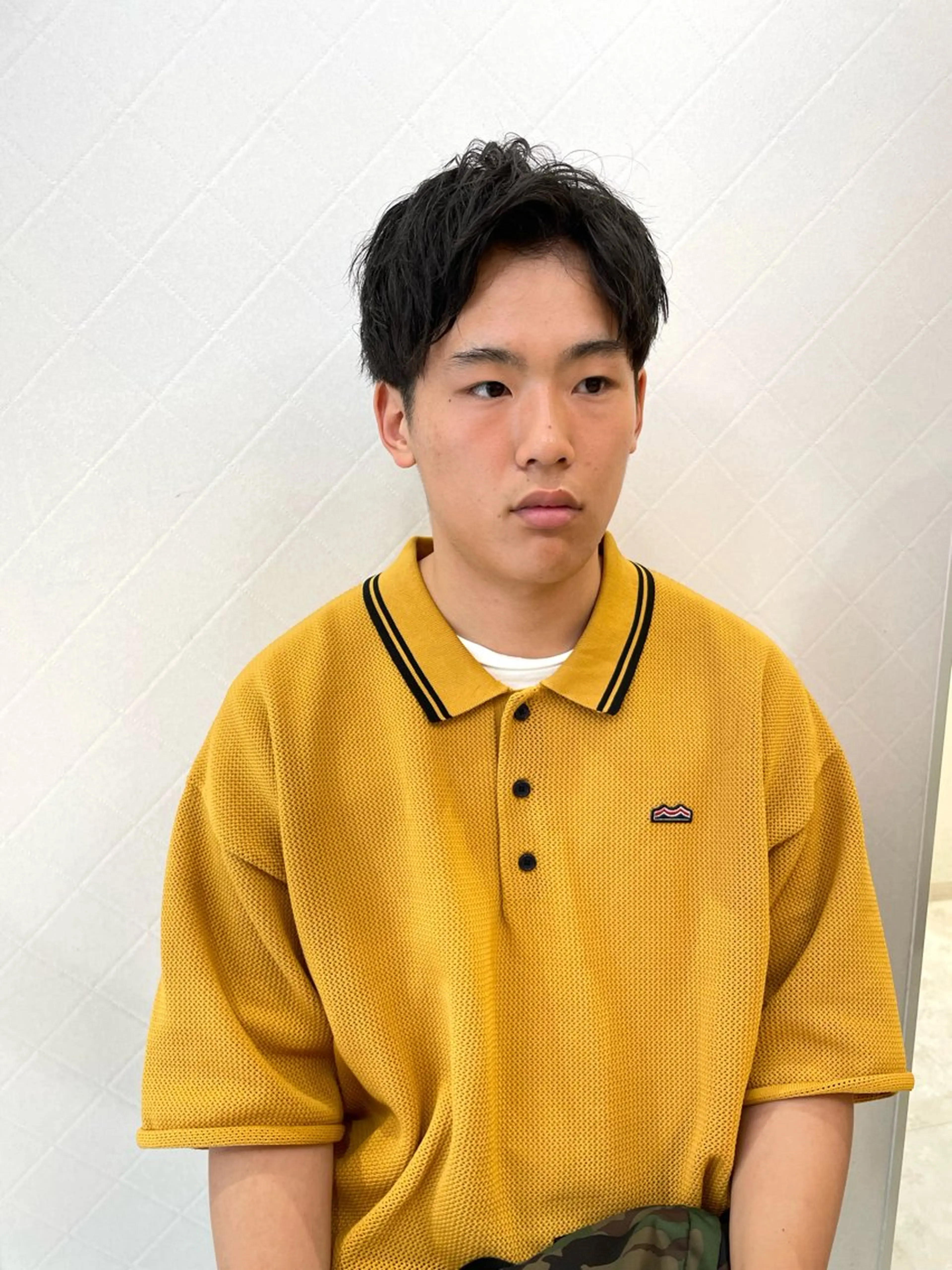 ショート カラー メンズ アップバング マッシュ メンズショート 黒髪 ブルーカラー 顔周りレイヤー／ 似合わせ／古津遼平のヘアスタイル