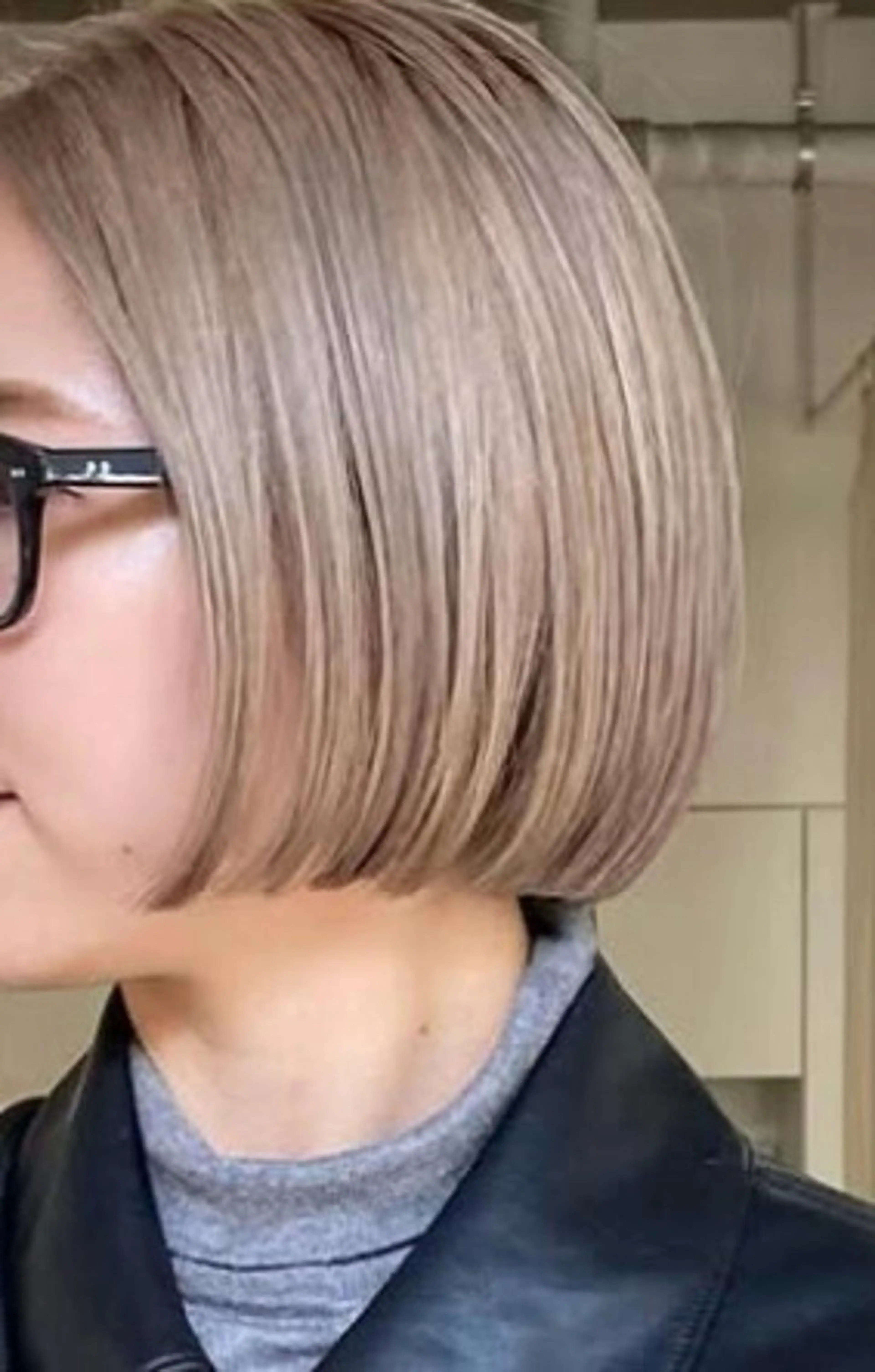 肩に付かない長さまでのボブカット+ベージュカラー+ブリーチの写真