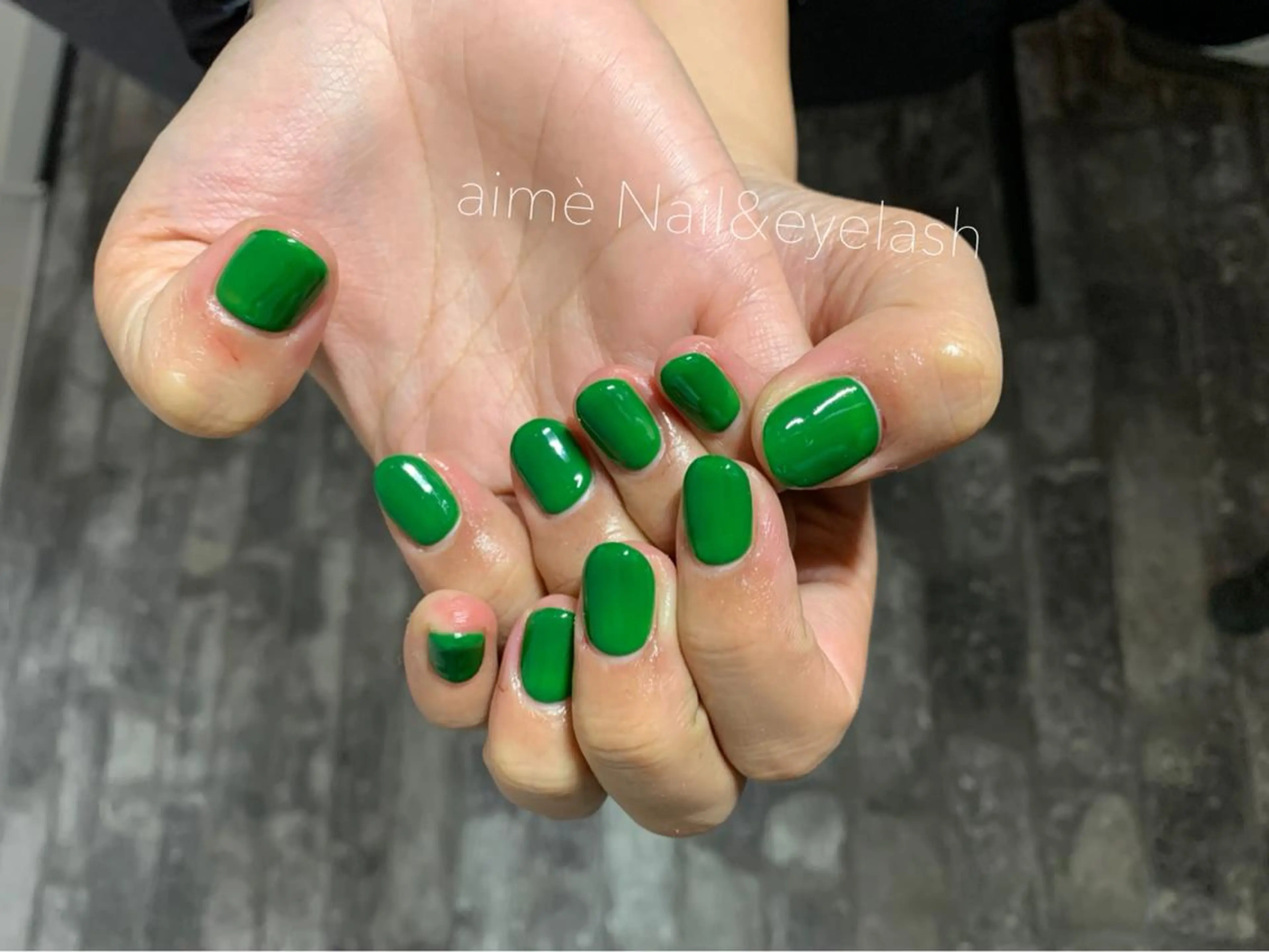 ネイル グリーン ワンカラーネイル ショートネイル aime 中崎町のネイルデザイン