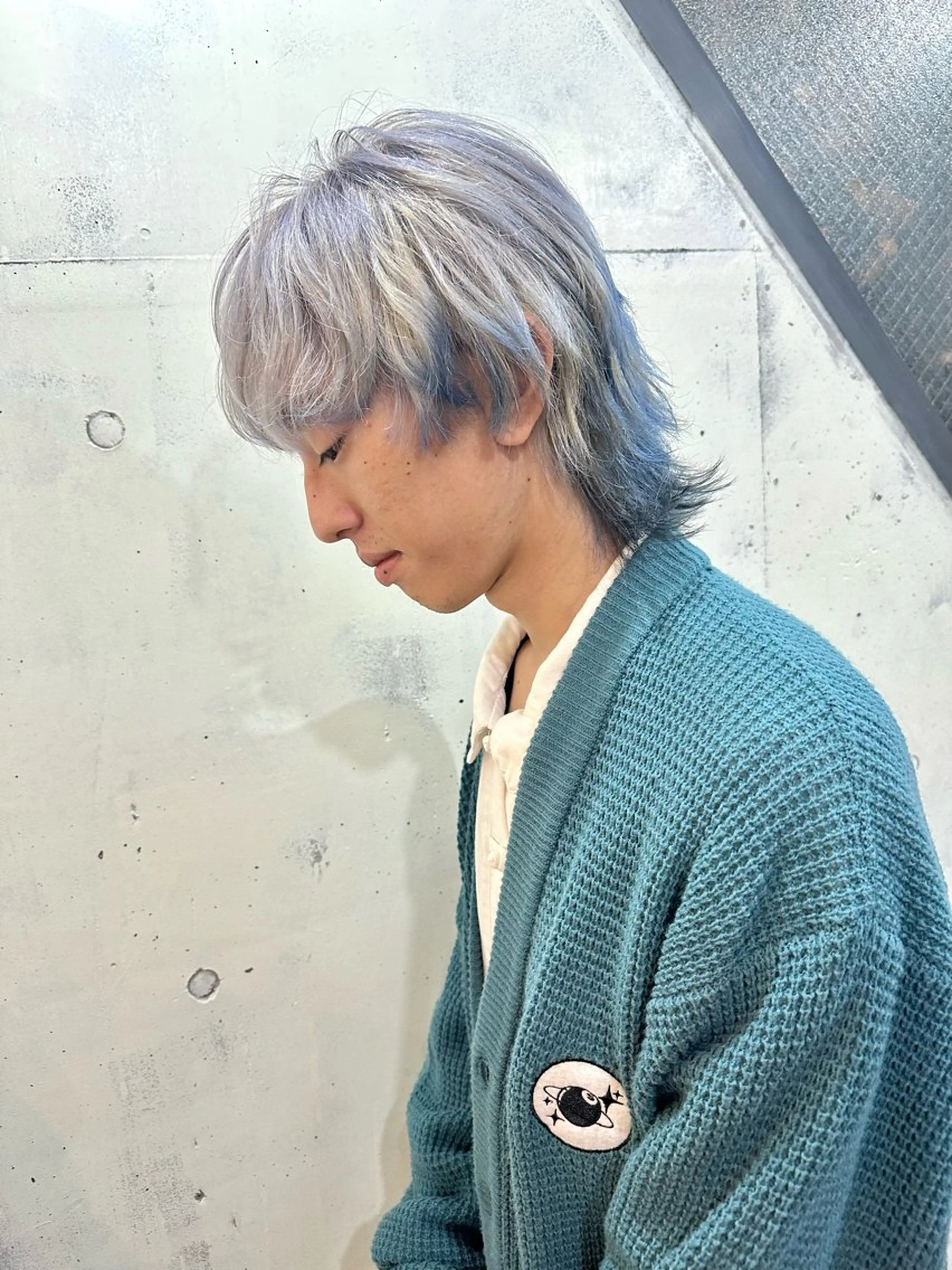 ミディアム カラー メンズ メンズウルフカット ブルーカラー シルバー ホワイトシルバー ウルフカット corona hairdesign KAZUE MAEDA所属・マエダ　カズエ🫶 coronahairのヘアスタイル