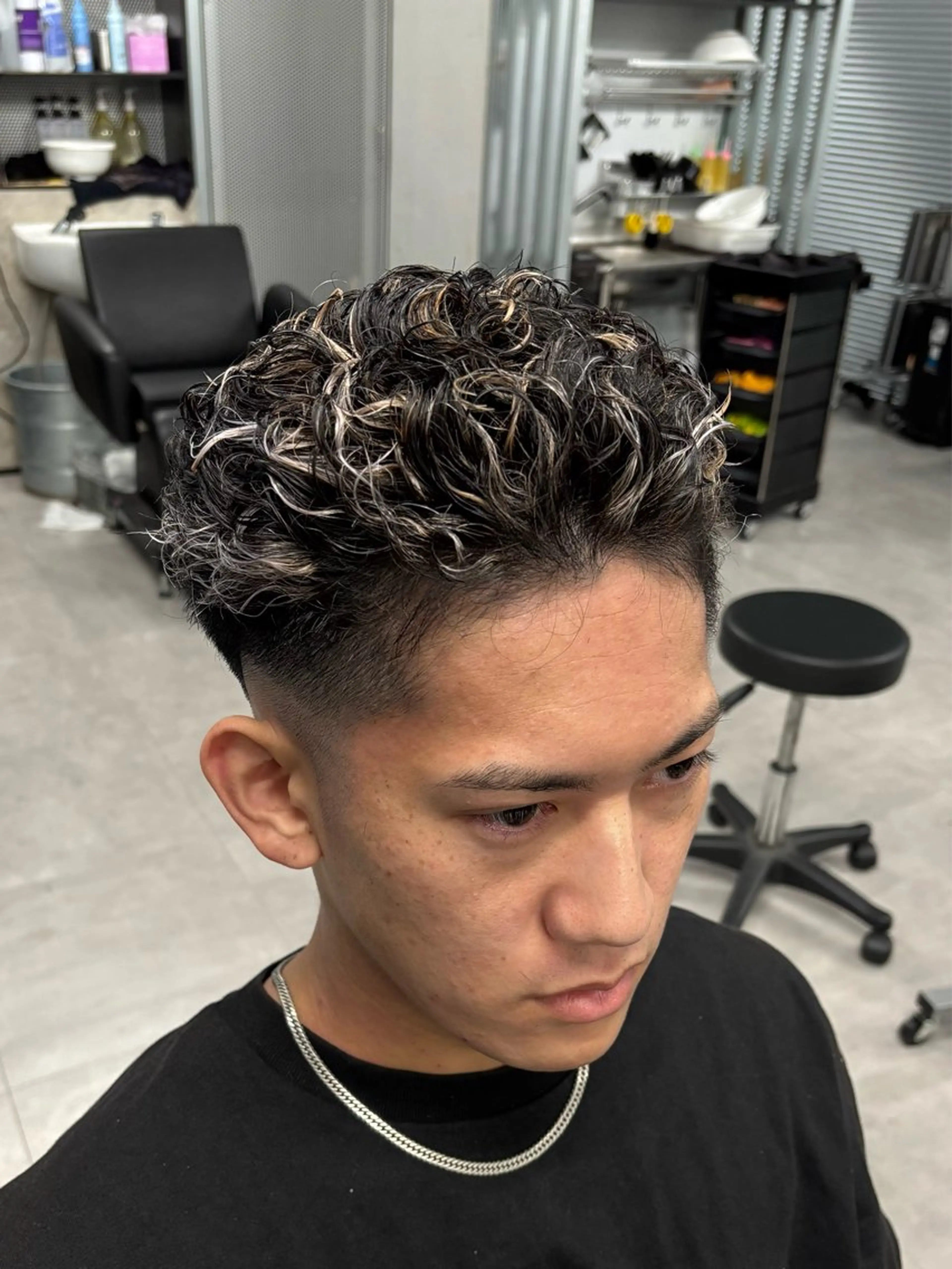 カラー パーマ メンズ メンズハイライト メンズパーマ ハイライトカラー カット パーマ 波巻き/ツイスパ/ 短髪/鈴木俊也のヘアスタイル