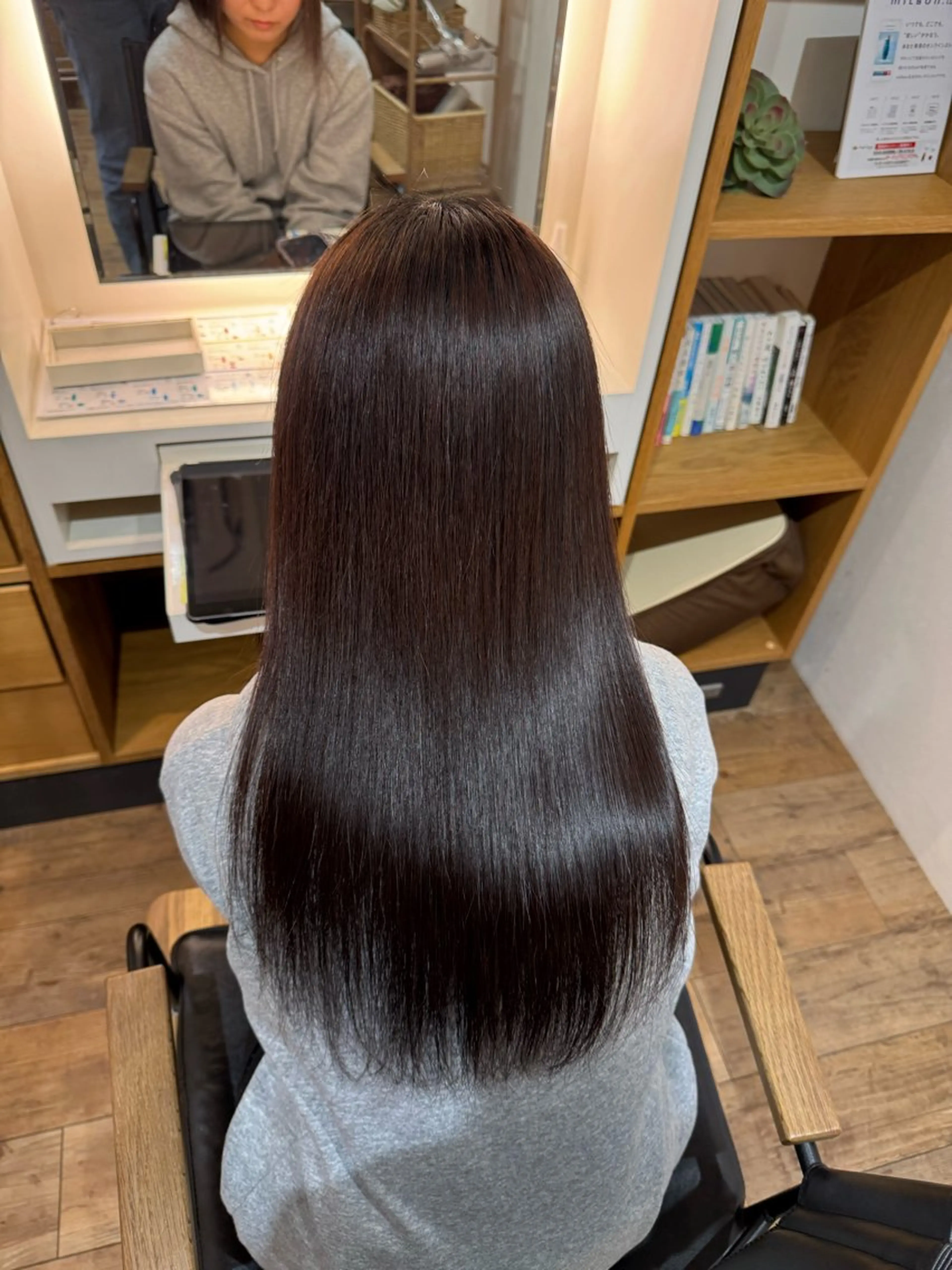 セミロング カット 縮毛矯正 トリートメント afloatkobe所属・美髪/髪質改善 川口凌弥のヘアスタイル