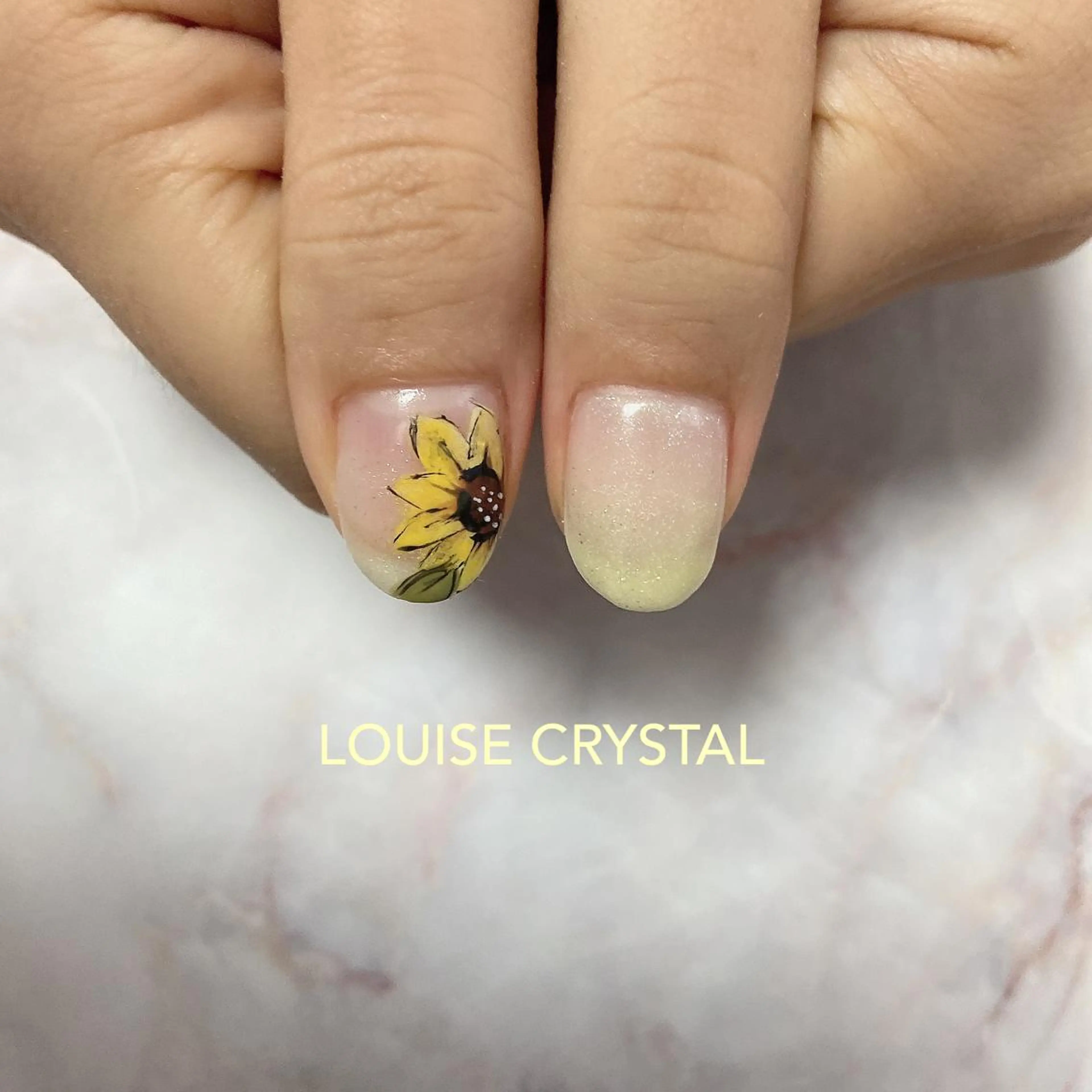 ネイル ハンドネイル LOUISE CRYSTALのネイルデザイン