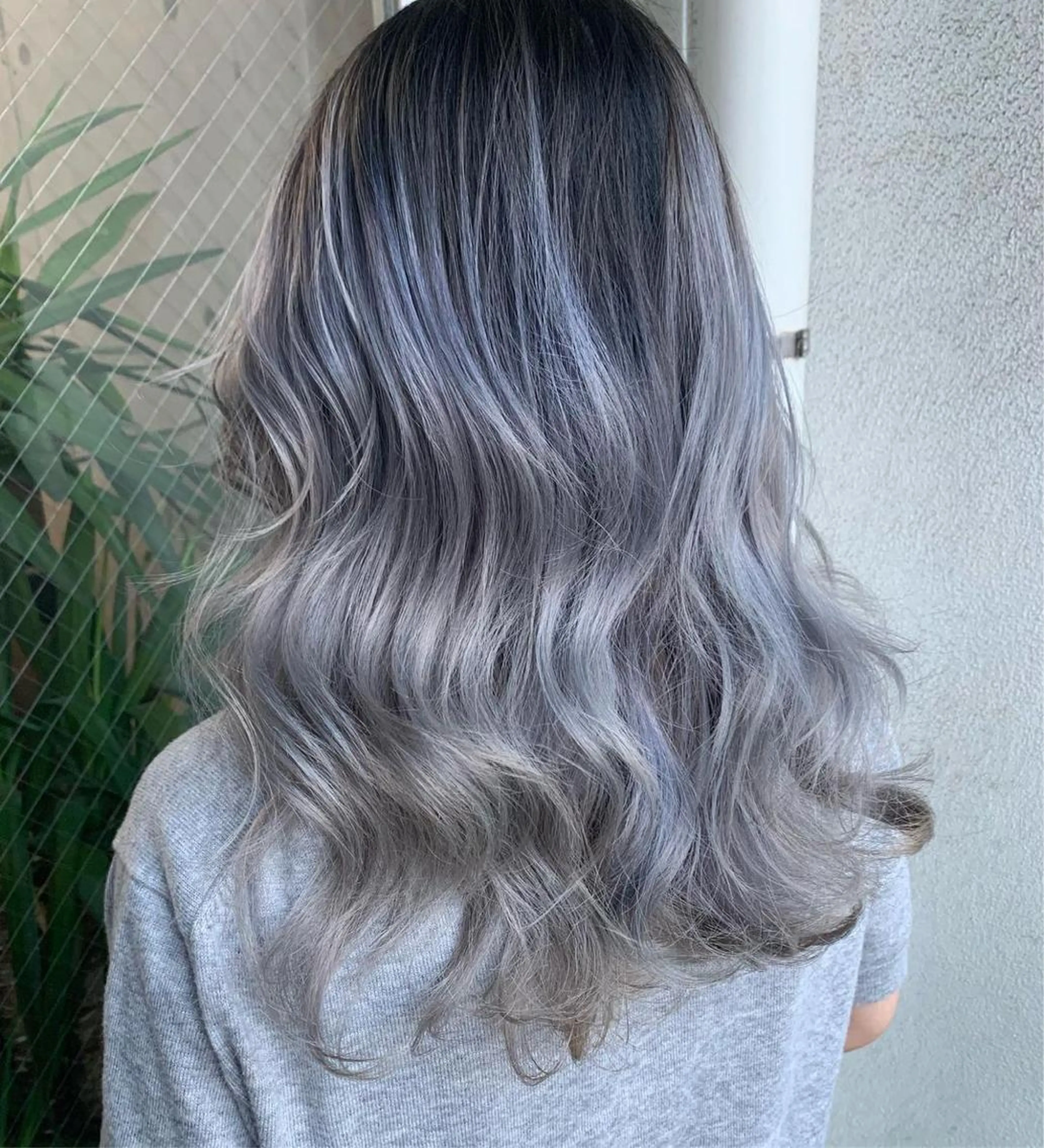 ロング カラー オフホワイトアンドなんば所属・福西 洋斗のヘアスタイル