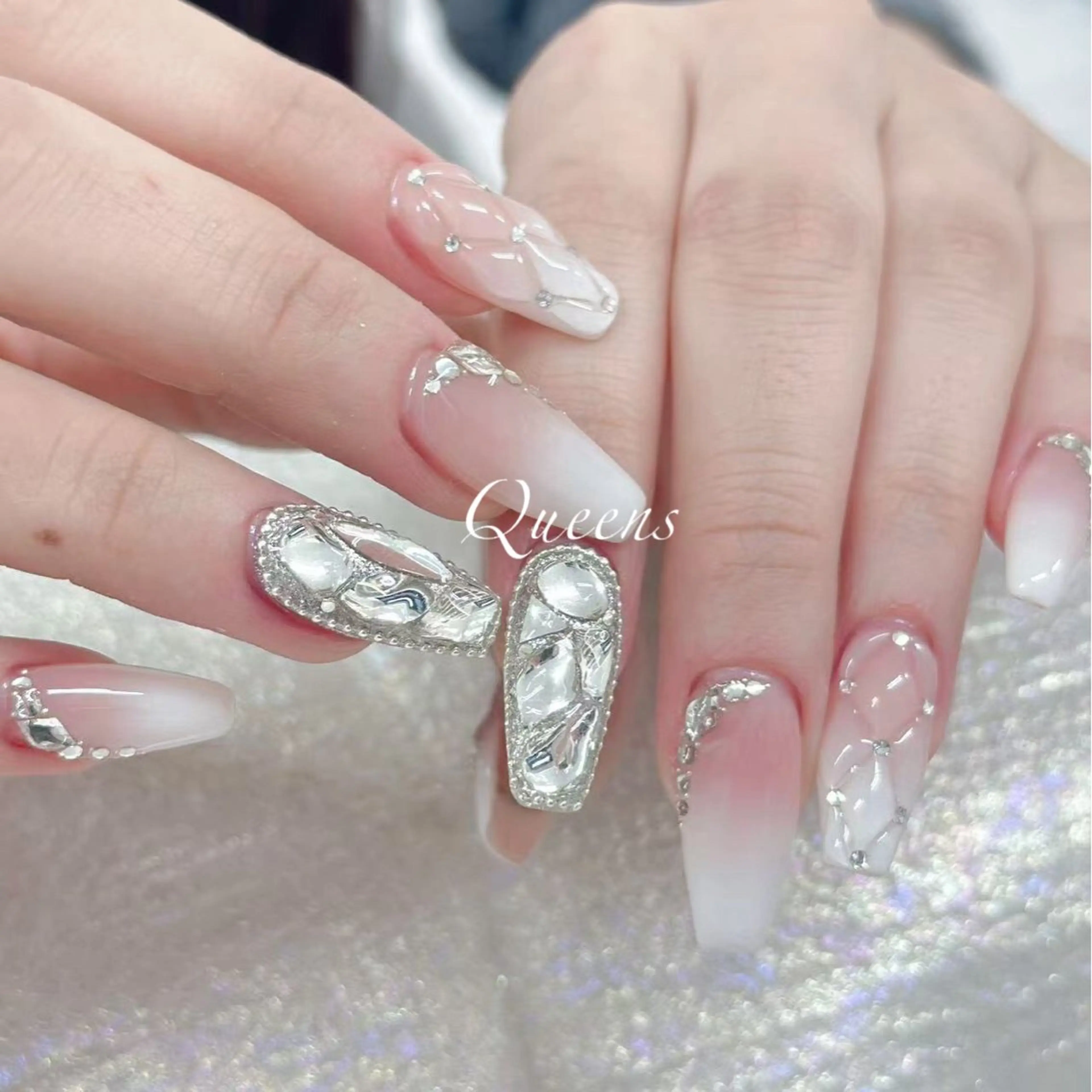 ネイル ハンドネイル Queens テイのネイルデザイン