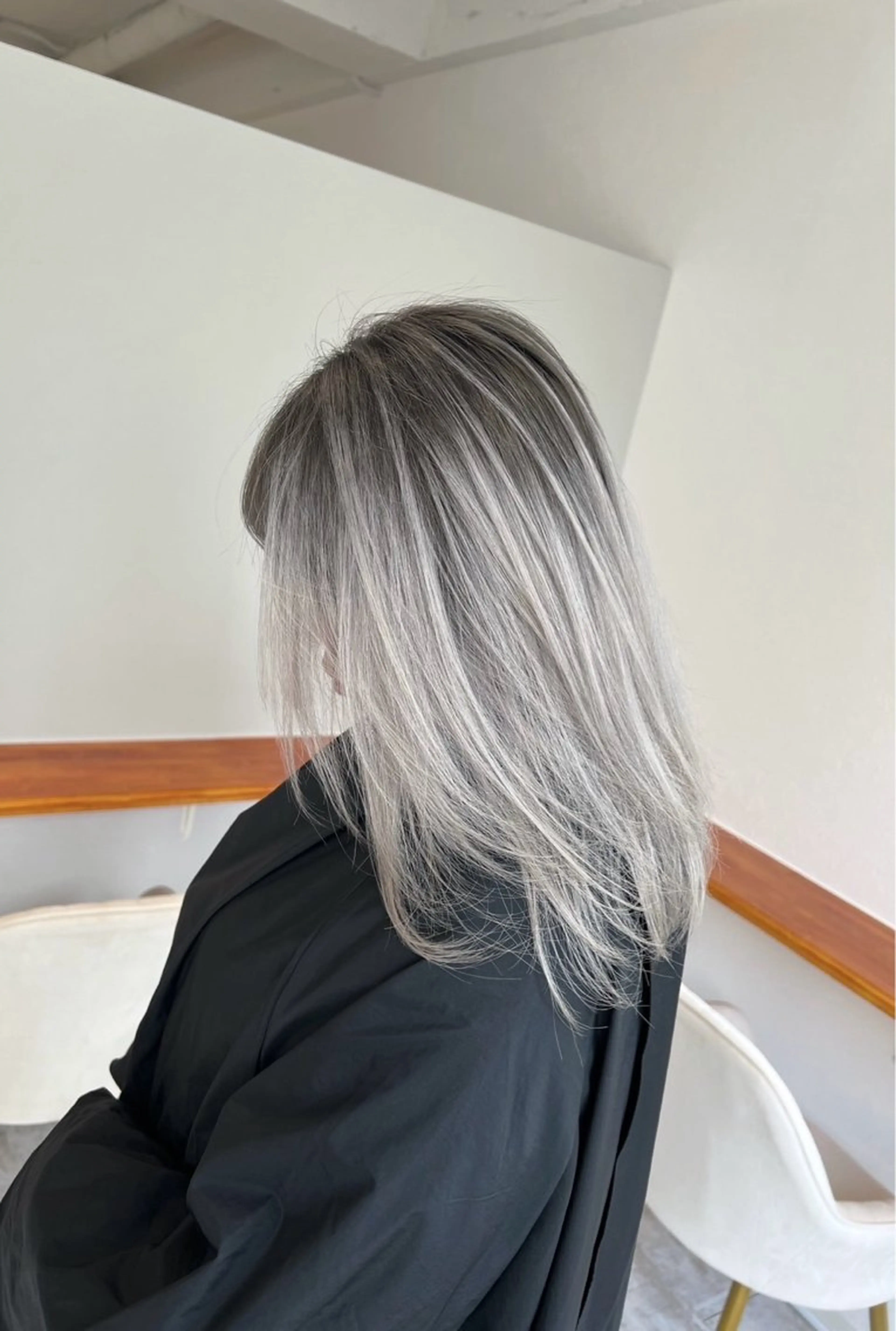 ミディアム カラー バレイヤージュ シルバー ホワイトシルバー レイヤーカット ヘアカラー トリートメント ROBIN所属・指名数No.1 /NAOYAのヘアスタイル