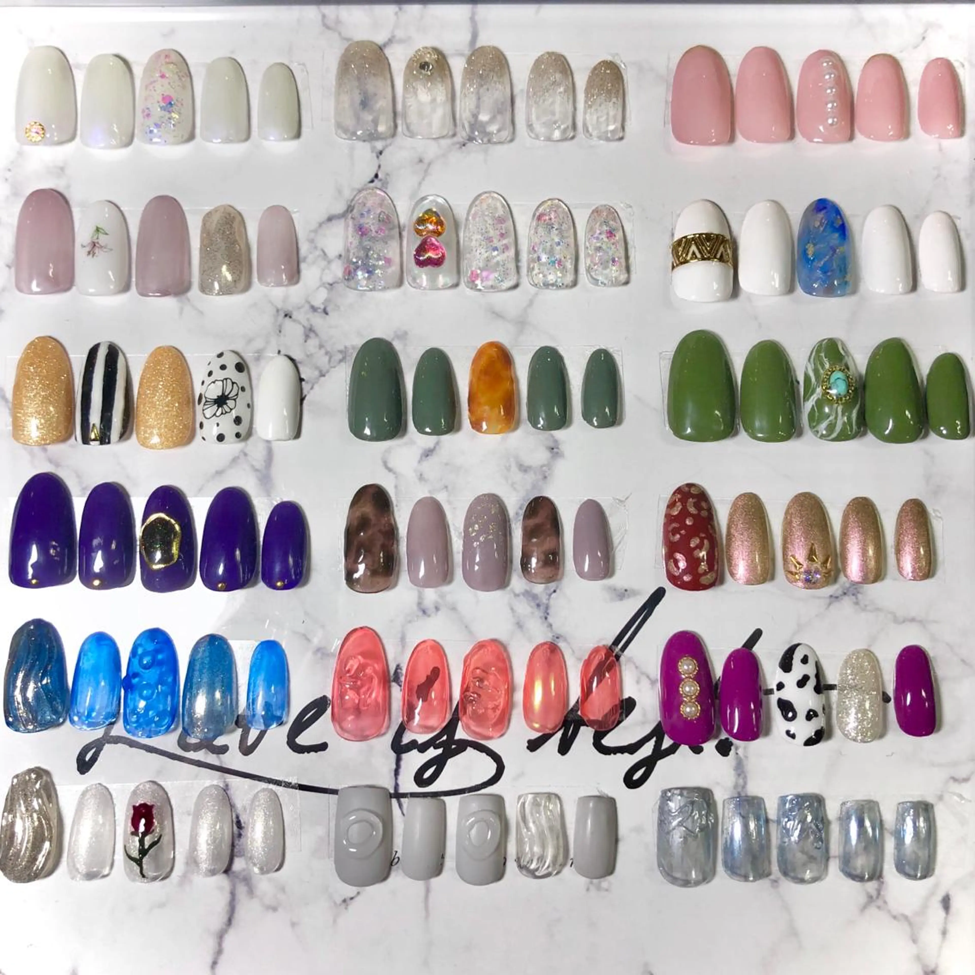 ネイル フットネイル フレンチネイル ジェルネイル ラメ(グリッター) ラメグラデーション NEO Beauty Salon所属・𝐍𝐄𝐎 𝐉𝐔𝐑𝐈のネイルデザイン