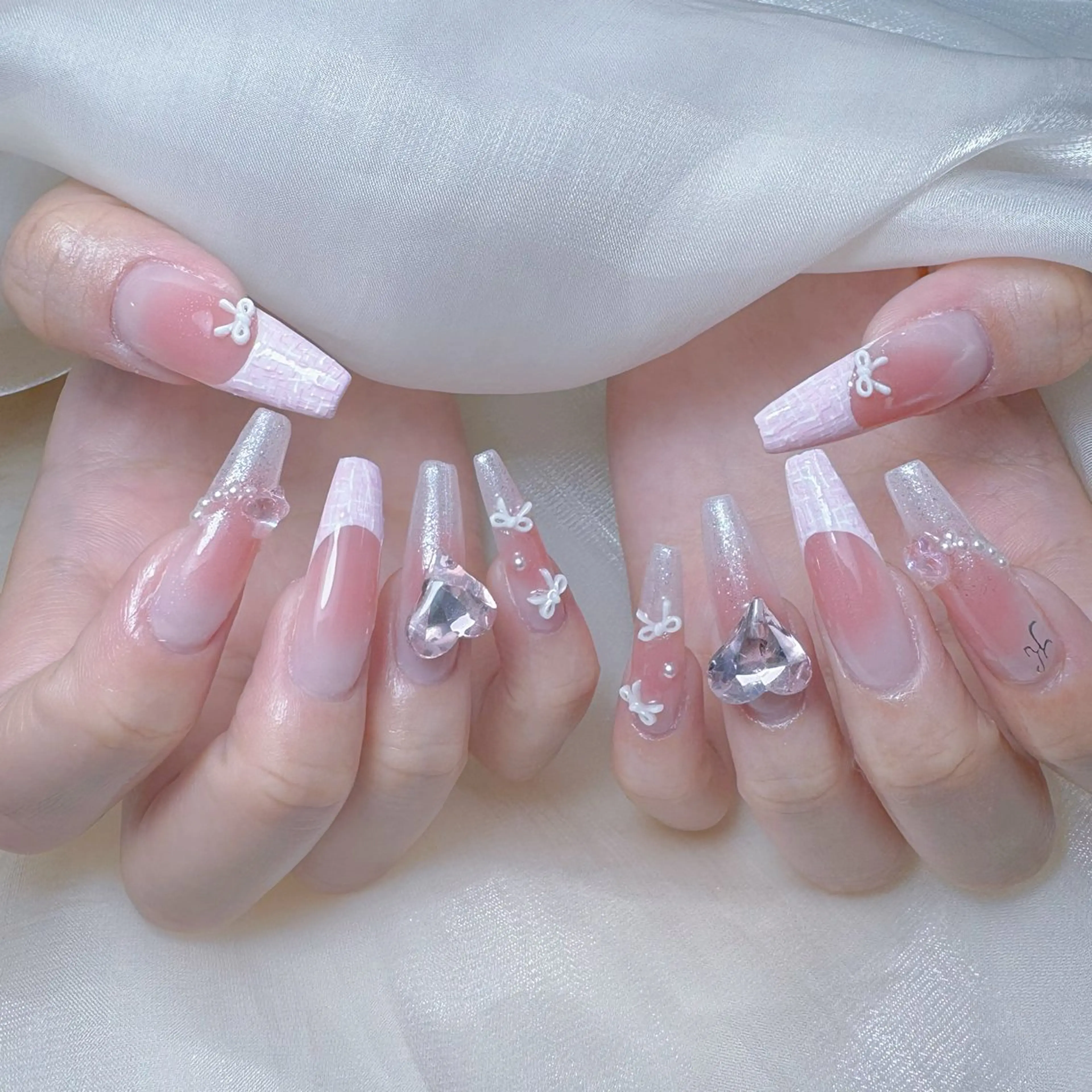 ネイル オーロラネイル フレンチネイル ハート キラキラネイル 韓国ネイル ハンドネイル Melody Nail所属・Melody  3D/スカルプ専門店のネイルデザイン