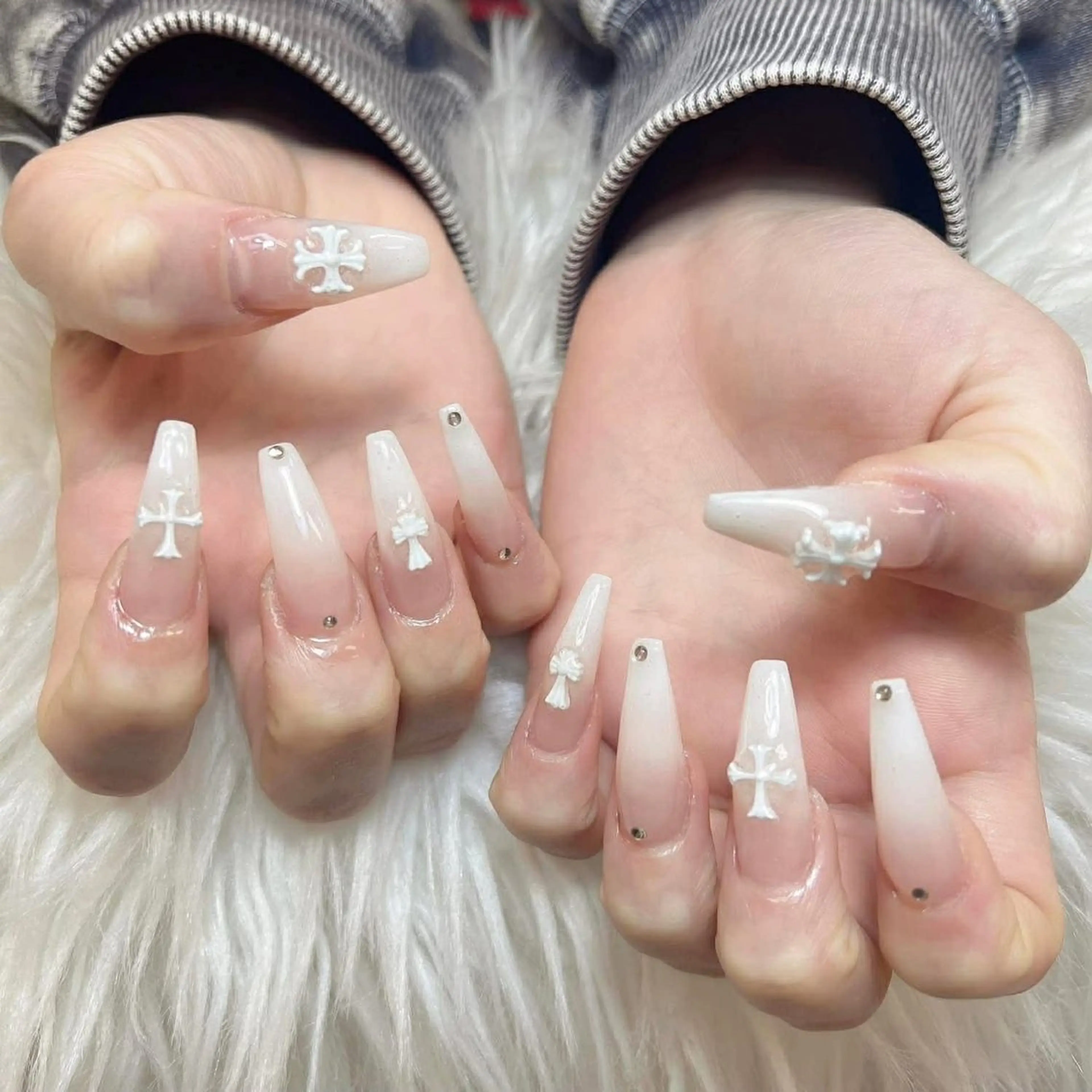 ネイル アートネイル オーロラネイル チークネイル 長さ出し フットネイル ハンドネイル ハンドケア Mio_ Noiranailのネイルデザイン