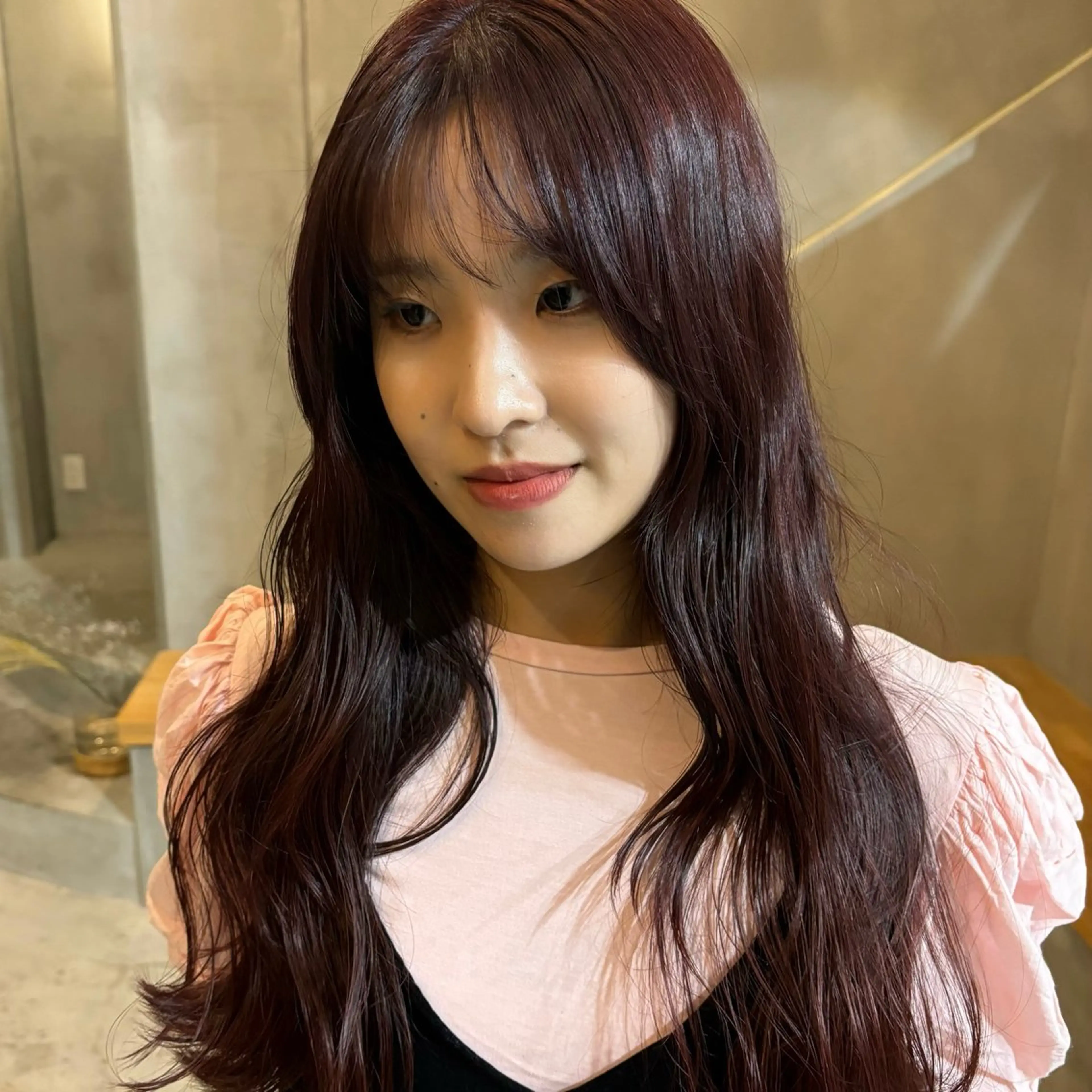 ロング カラー カシス レッドカラー 小西 萌々香のヘアスタイル