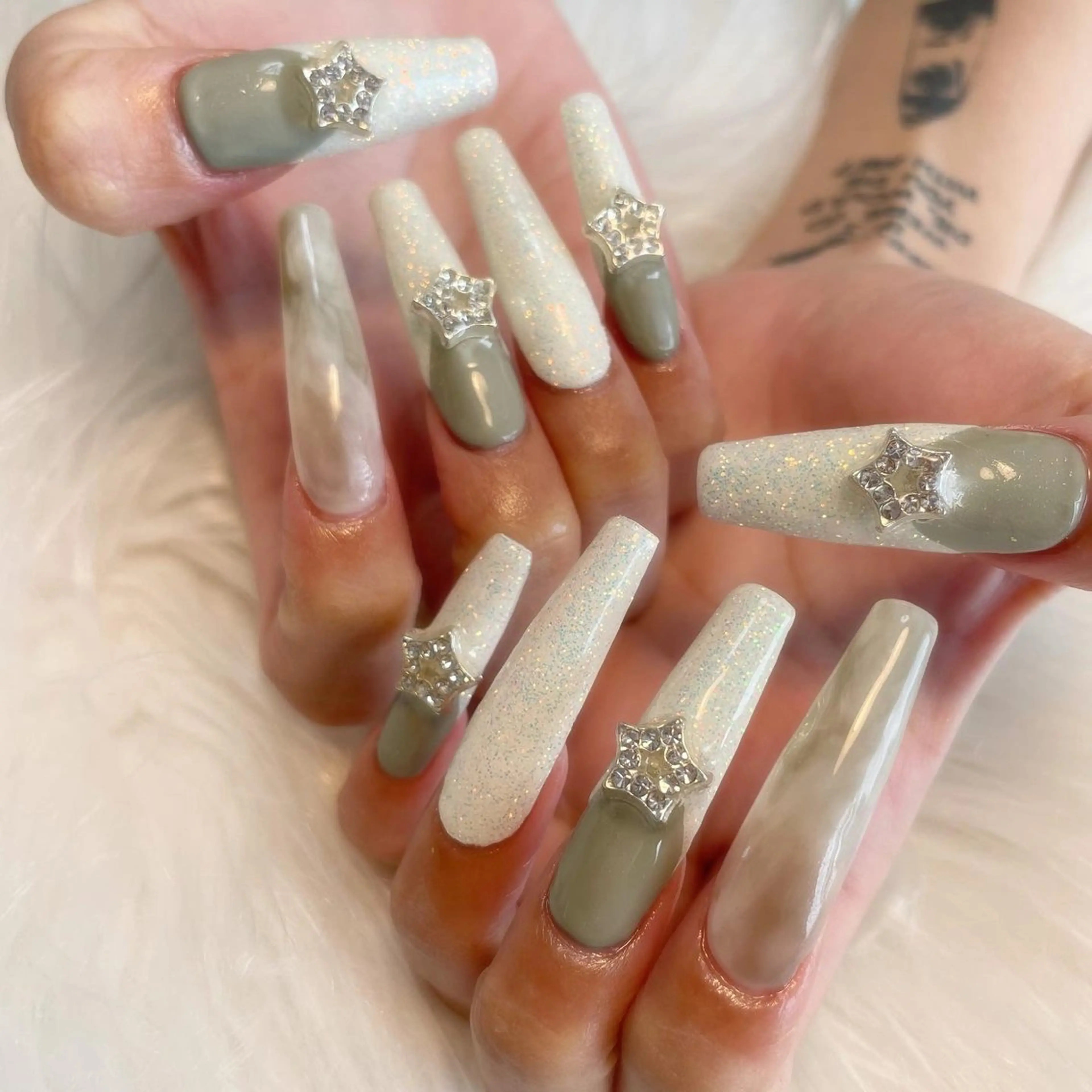 ネイル ハンドネイル ゴテゴテ💙ワンホン リオナのネイルデザイン