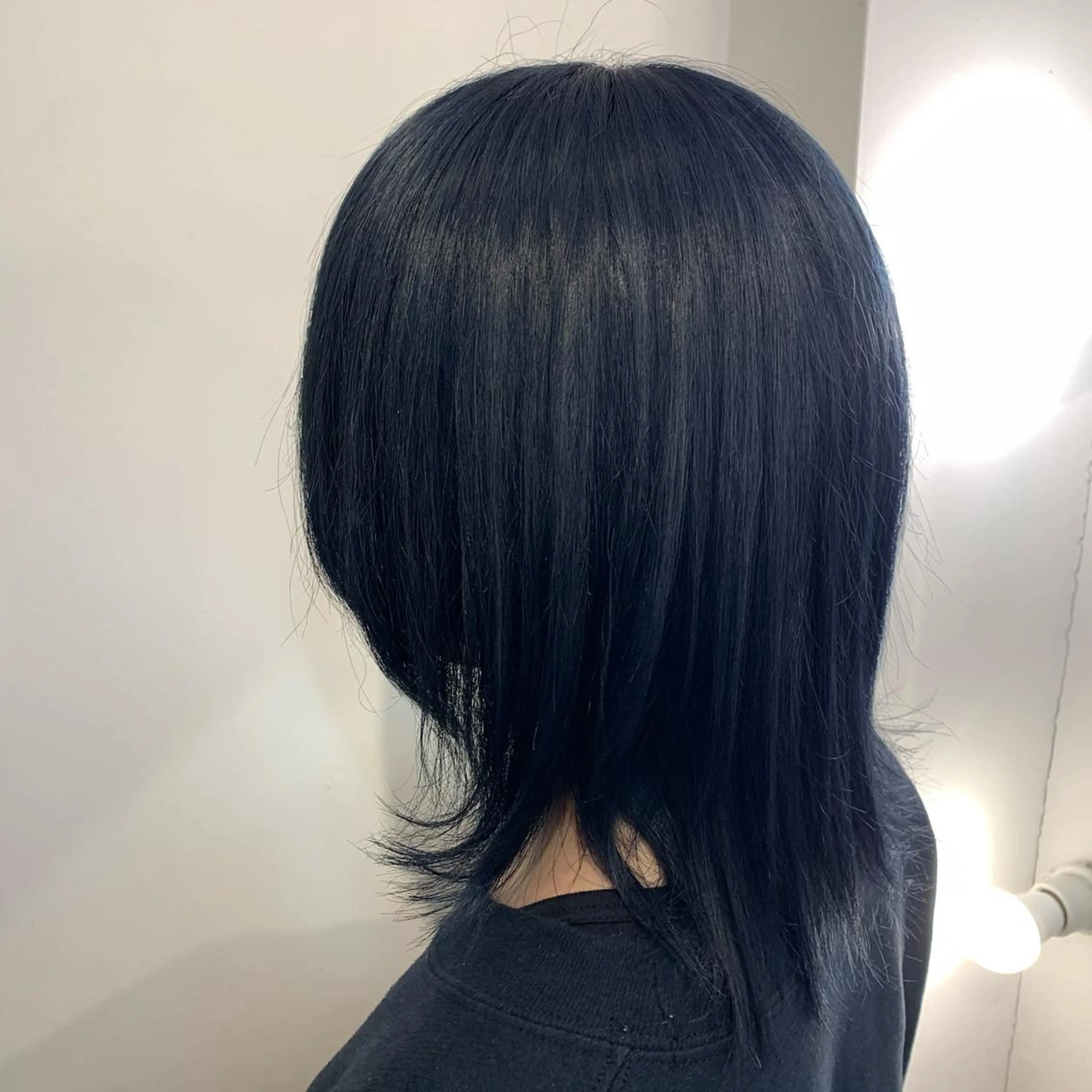 ショート カラー 黒髪 ブルーカラー ブルーブラック A. Moriのヘアスタイル