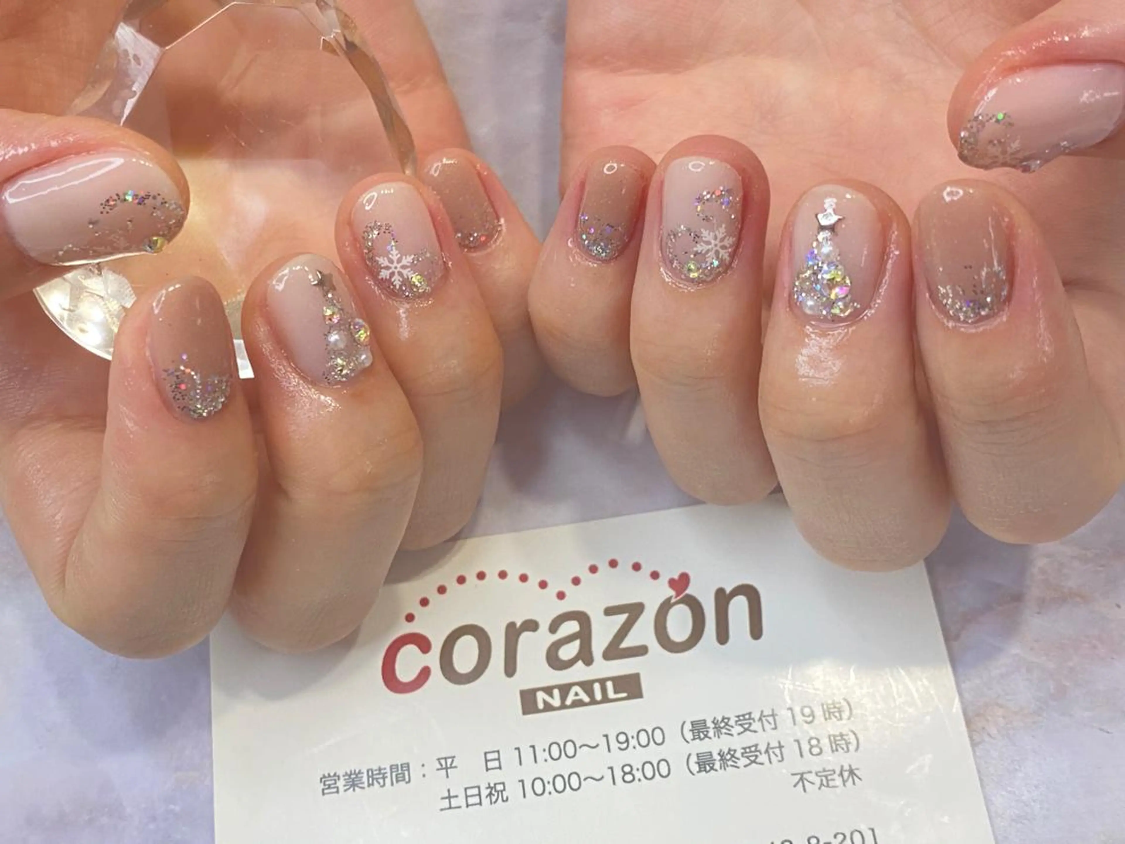 ネイル ジェルネイル キラキラネイル シルバー 冬ネイル クリスマス ハンドネイル フットネイル ハンドケア corazon所属・ネイリスト aicoのネイルデザイン