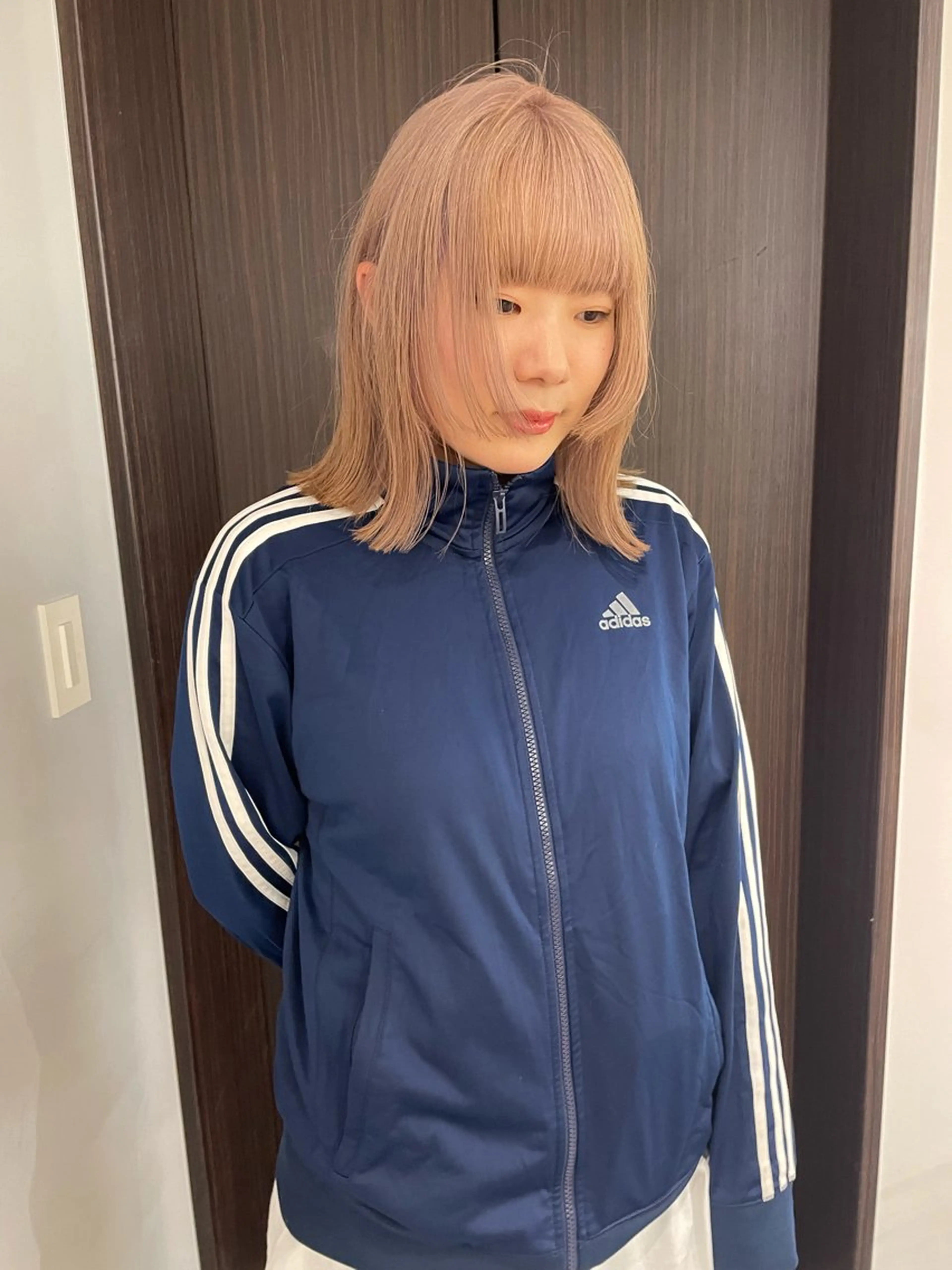 ミディアム カラー ベージュカラー ブリーチ ケアブリーチ ダブルカラー ハイトーンカラー カット ヘアカラー トリートメント MIU/ルーツカラー 顔まわりレイヤーのヘアスタイル