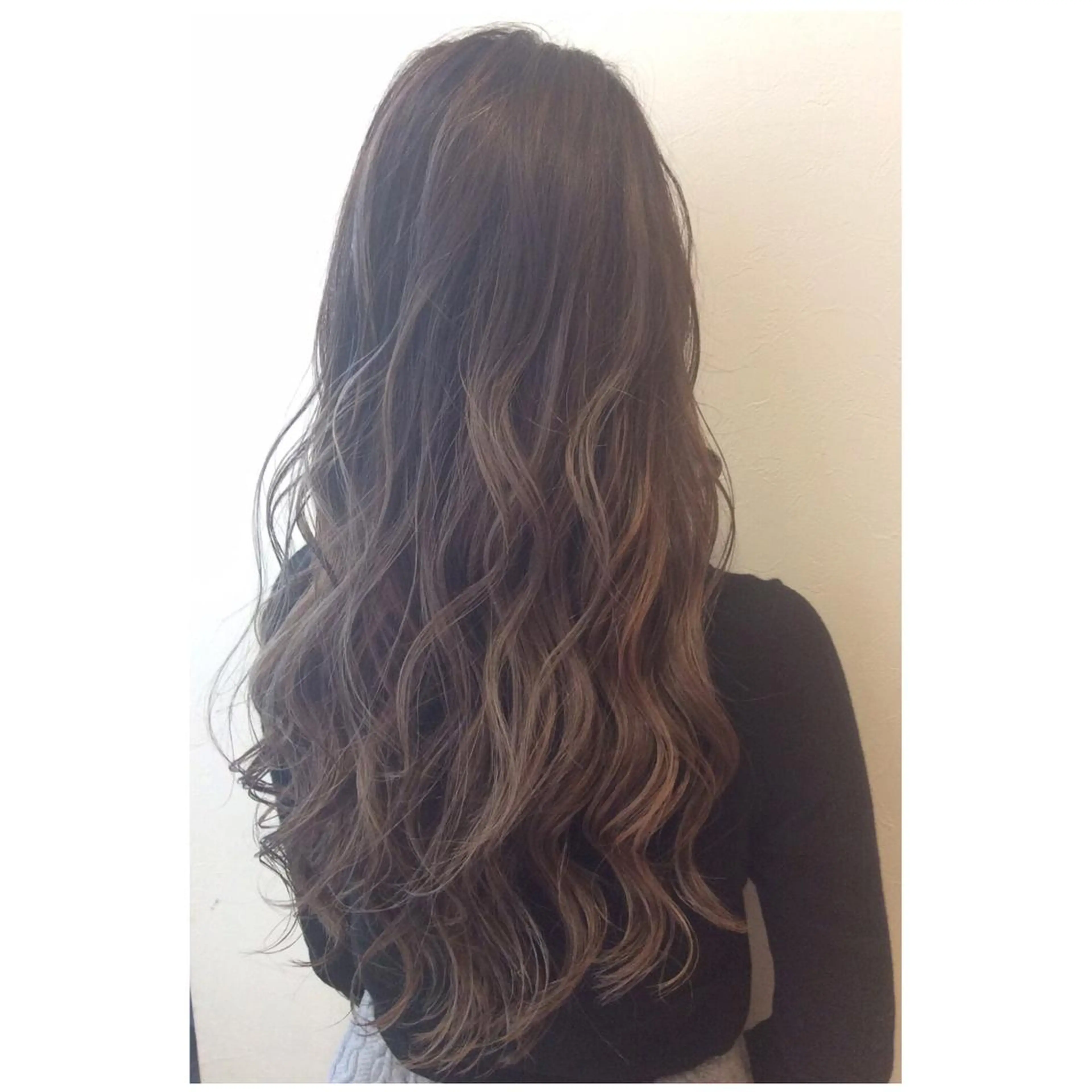 ミディアム セミロング ロング アッシュ TOMOYAレイヤー ブリーチ縮毛矯正のヘアスタイル