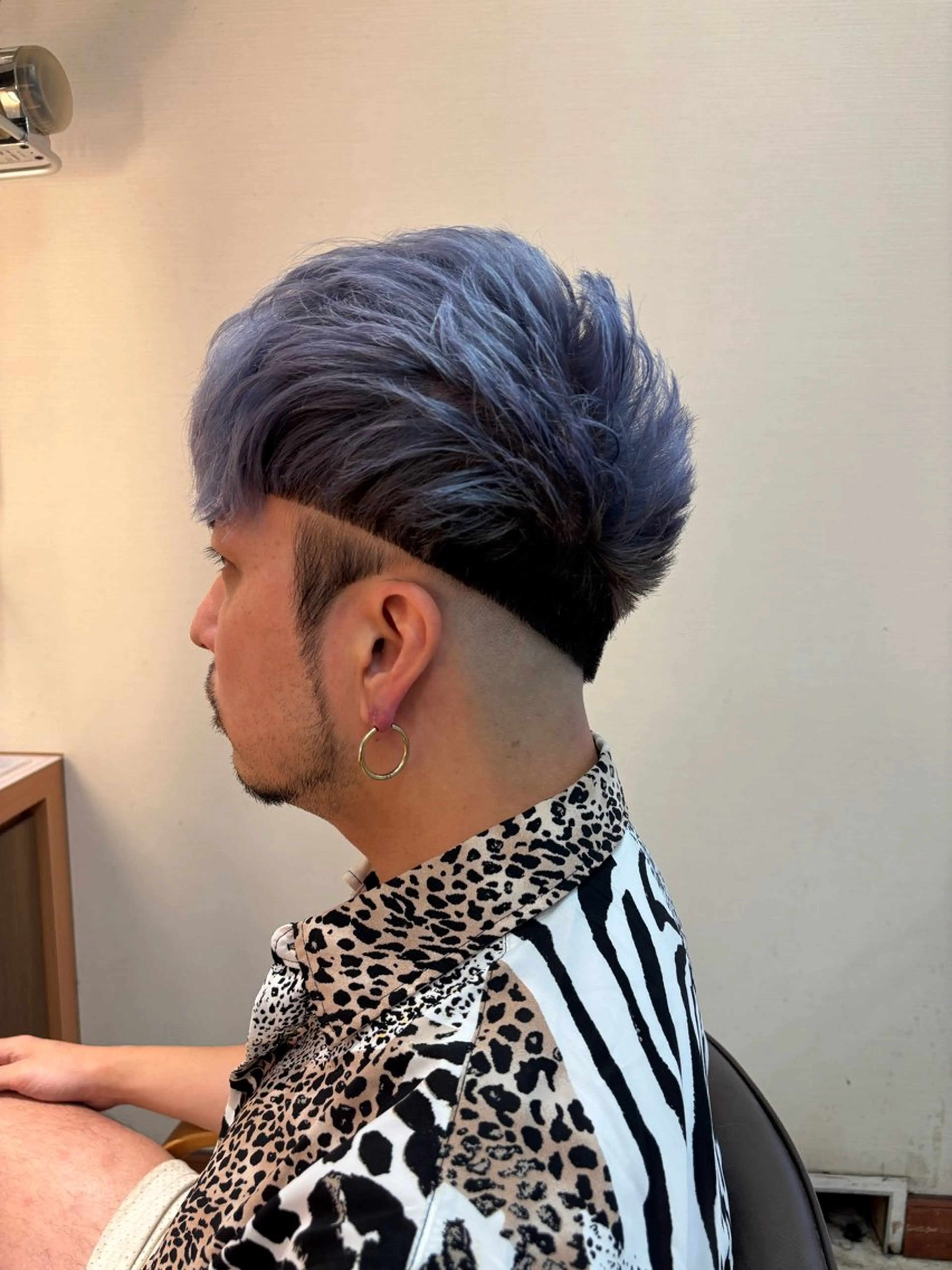 ショート カラー メンズ 刈り上げ ブルーカラー シルバー ヘアカラー hair salon BOKu所属・竹葉 如起のヘアスタイル