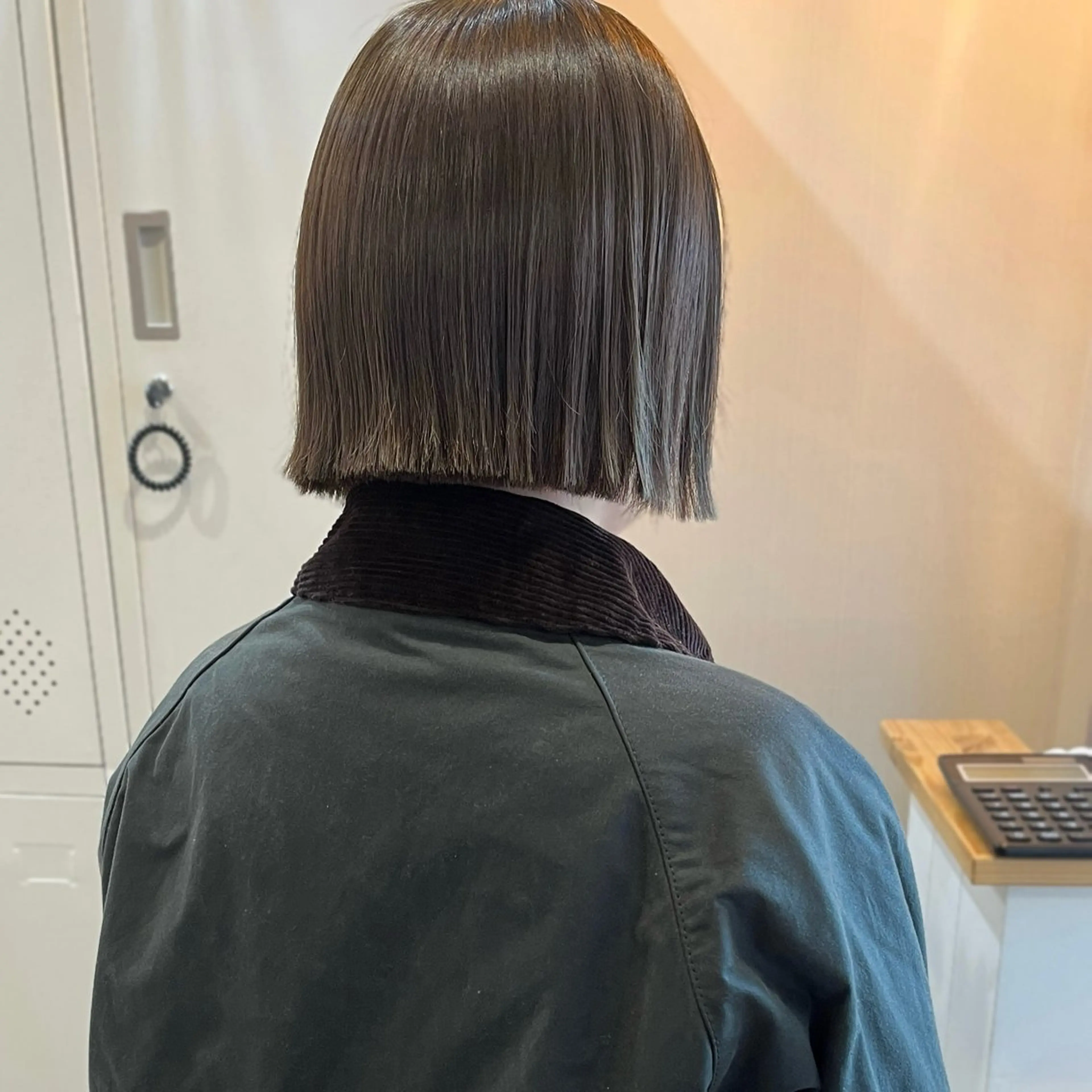 ショート カラー 切りっぱなしボブ グレージュ オリーブグレージュ オリーブグレー ボブ カット ヘアカラー トリートメント ボブ/透明感カラー /坂口恵梨子のヘアスタイル