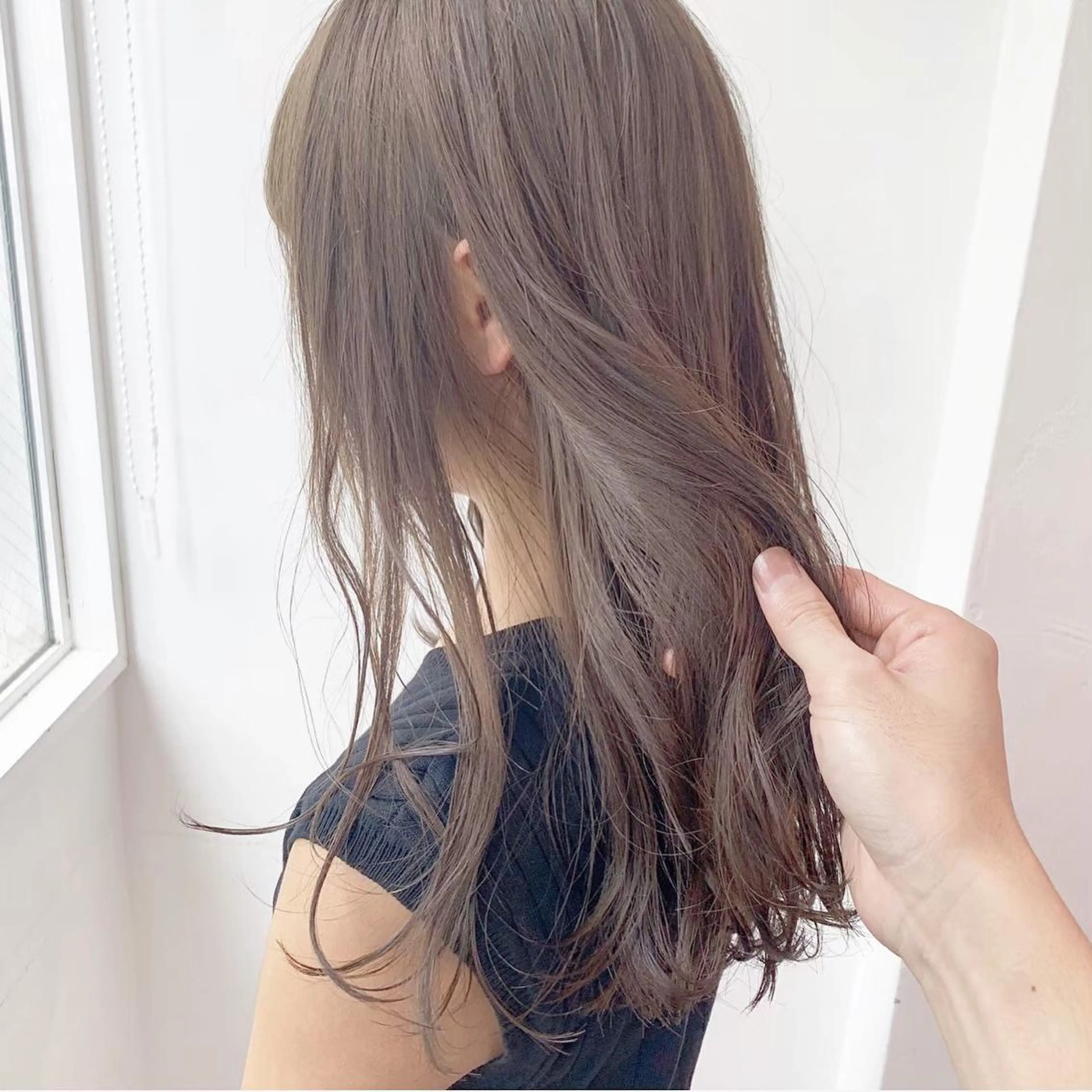 セミロング 韓国レイヤー 似合わせカラーのヘアスタイル