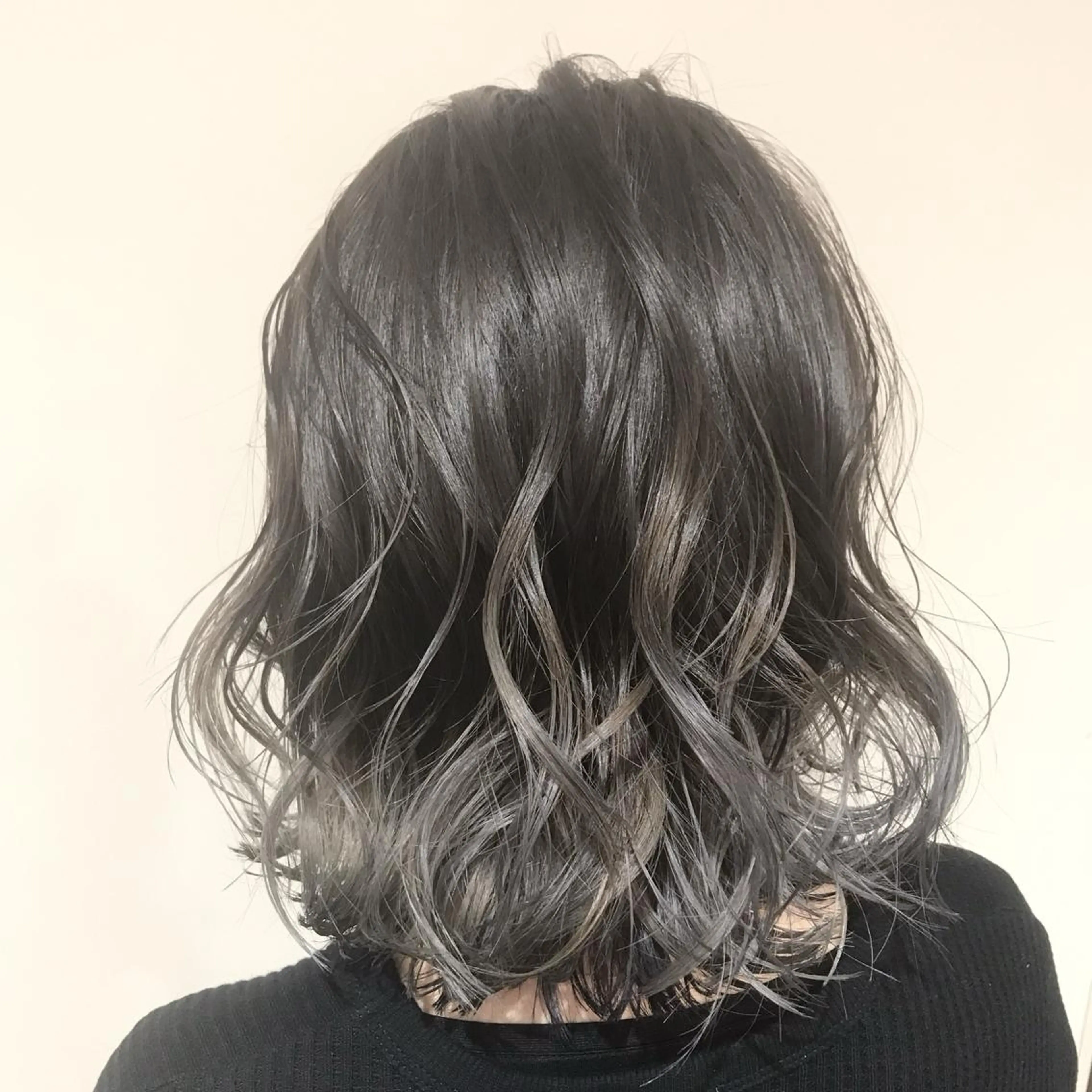 ショート カラー アッシュ アッシュグレー アッシュグレージュ バレイヤージュ ベージュカラー AMI Hair  supply所属・髪質改善カラー 韓国風レイヤーのヘアスタイル