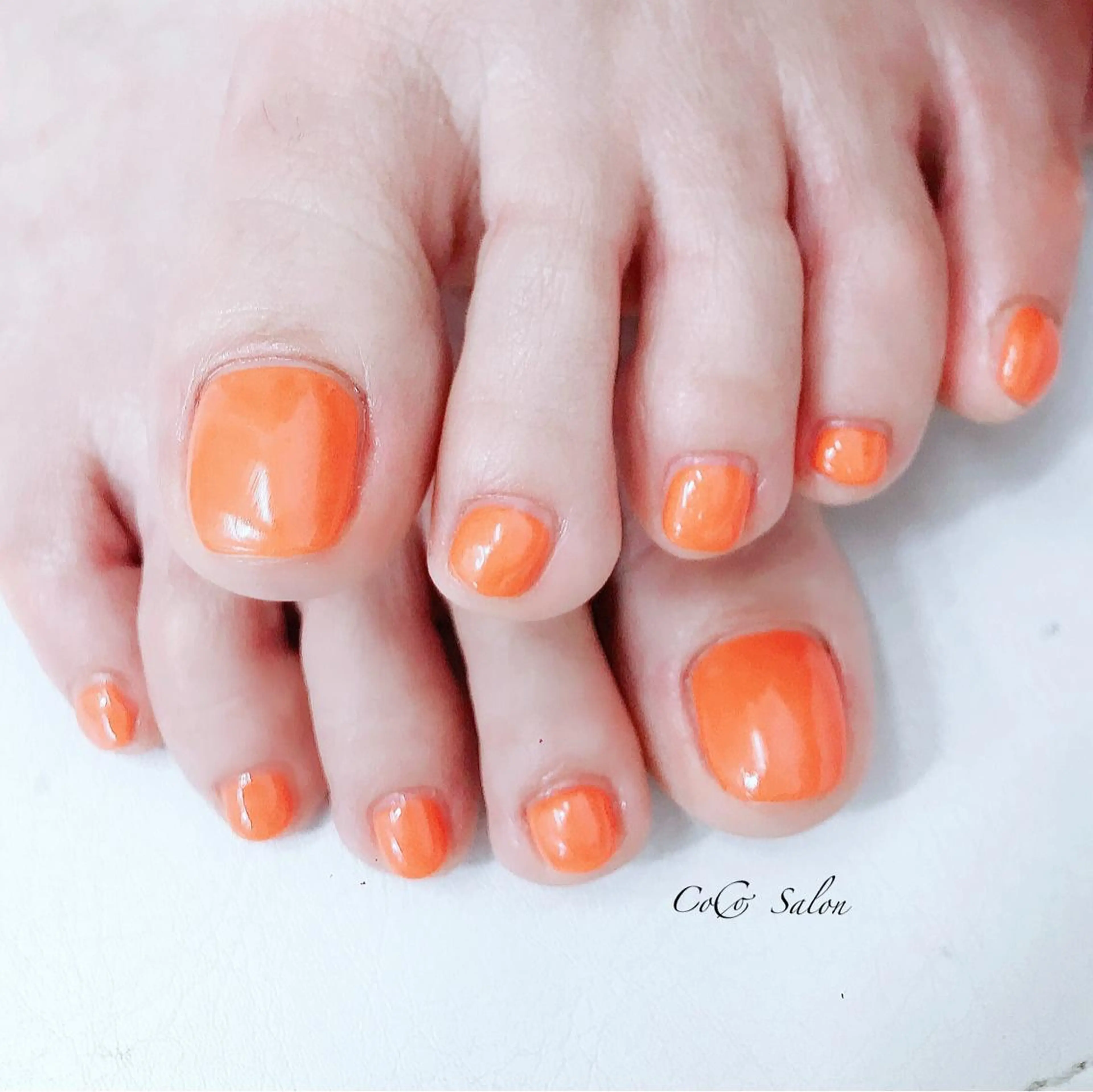 ネイル フットネイル ワンカラーネイル オレンジ 夏ネイル CoCoSalon ネイル/まつ毛予約のネイルデザイン