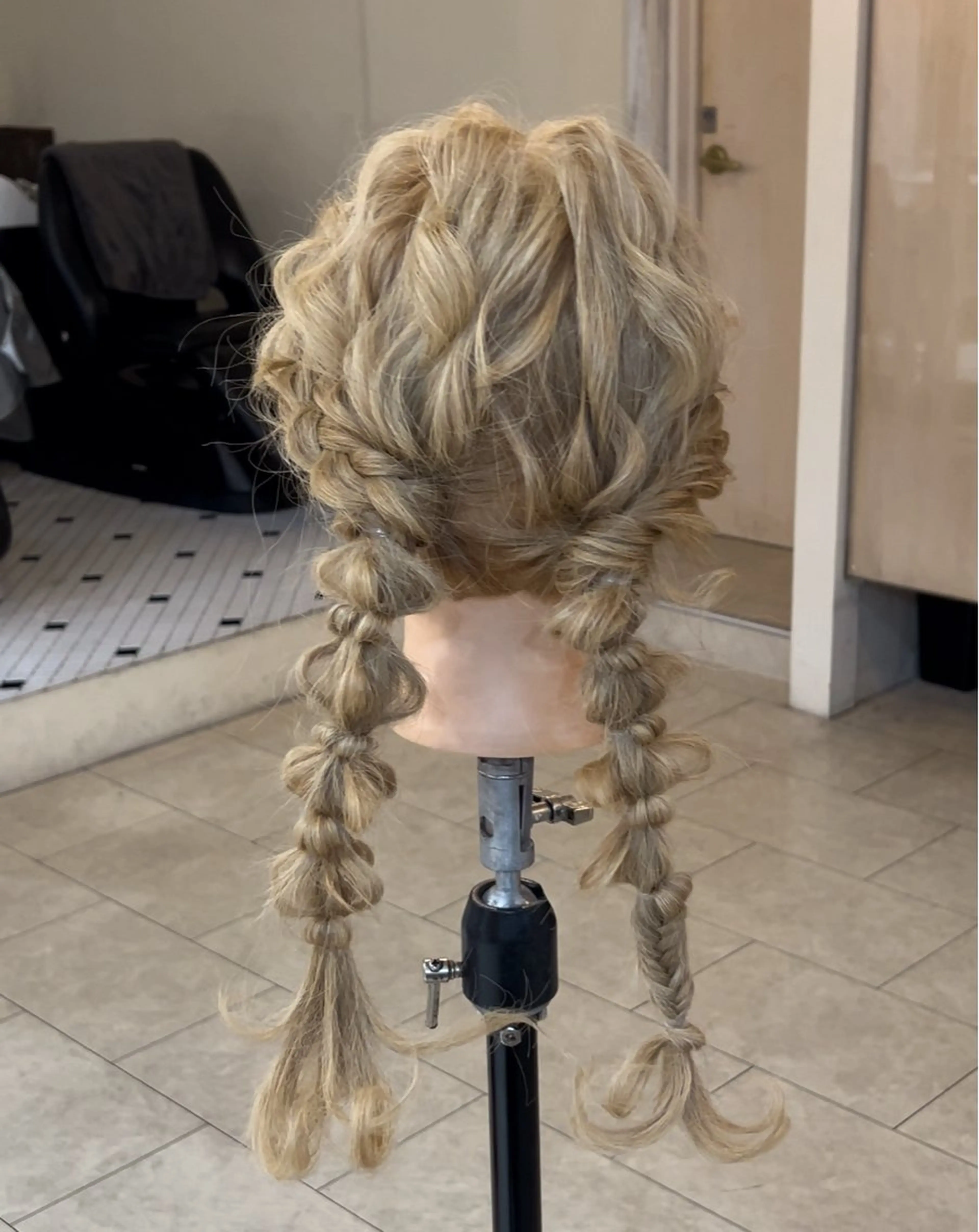 ロング ヘアアレンジ Maho/海外 レイヤー/ハイトーンのヘアスタイル