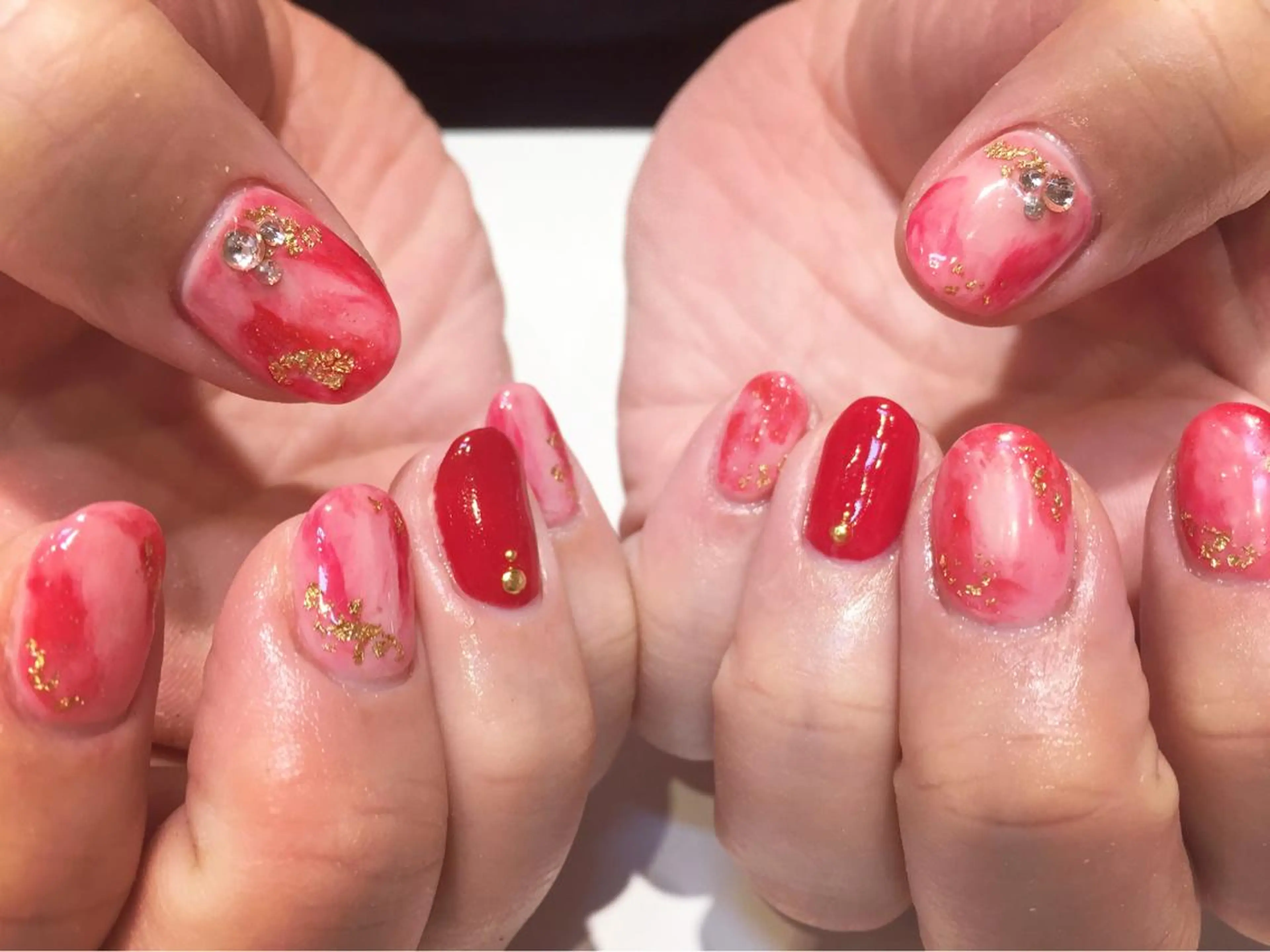 ネイル ニュアンスネイル 赤色 EARTH nanaのネイルデザイン