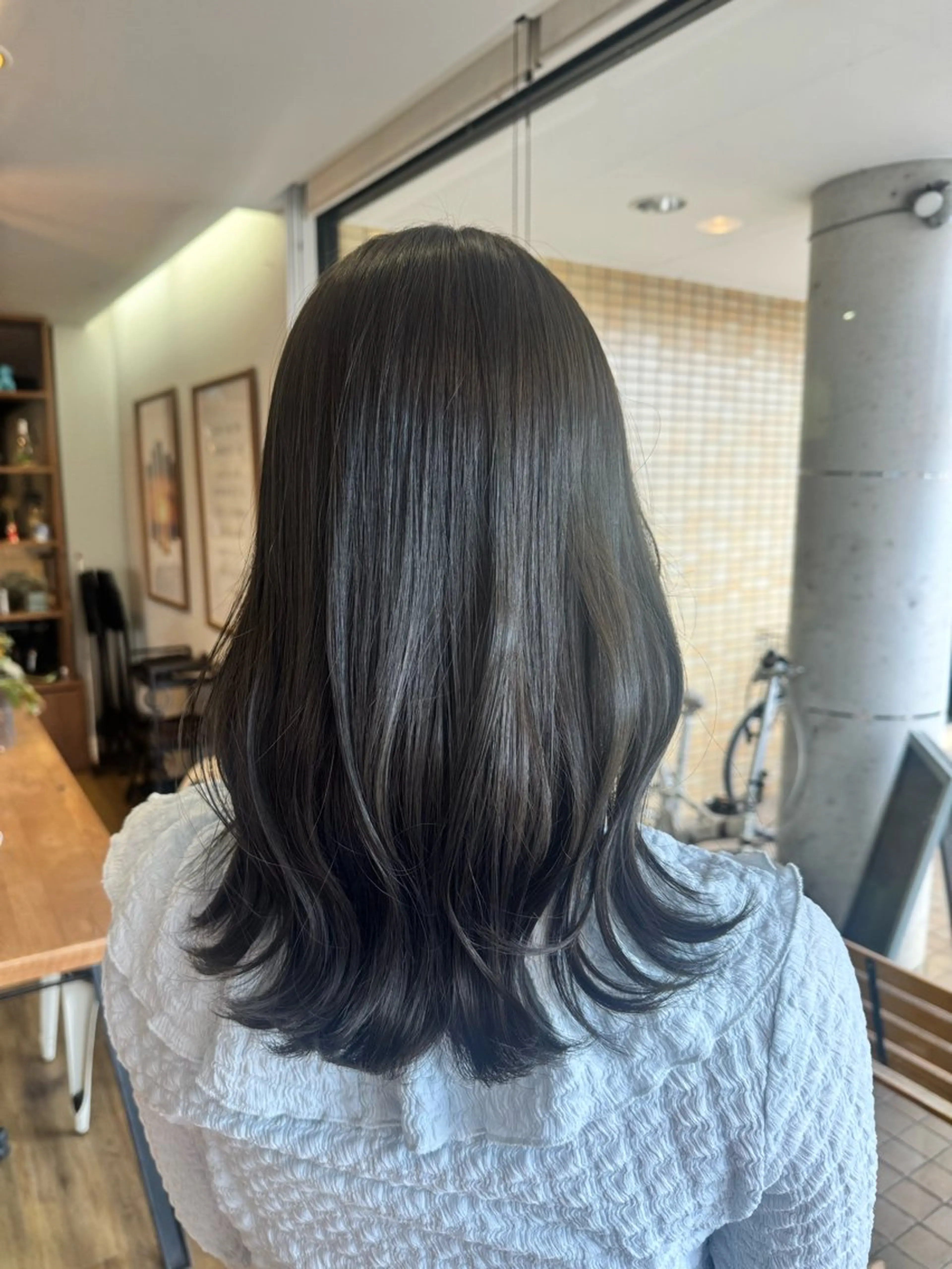 ロング カラー ベージュカラー オリーブベージュ ヘアカラー トリートメント ツキダテ ユイのヘアスタイル