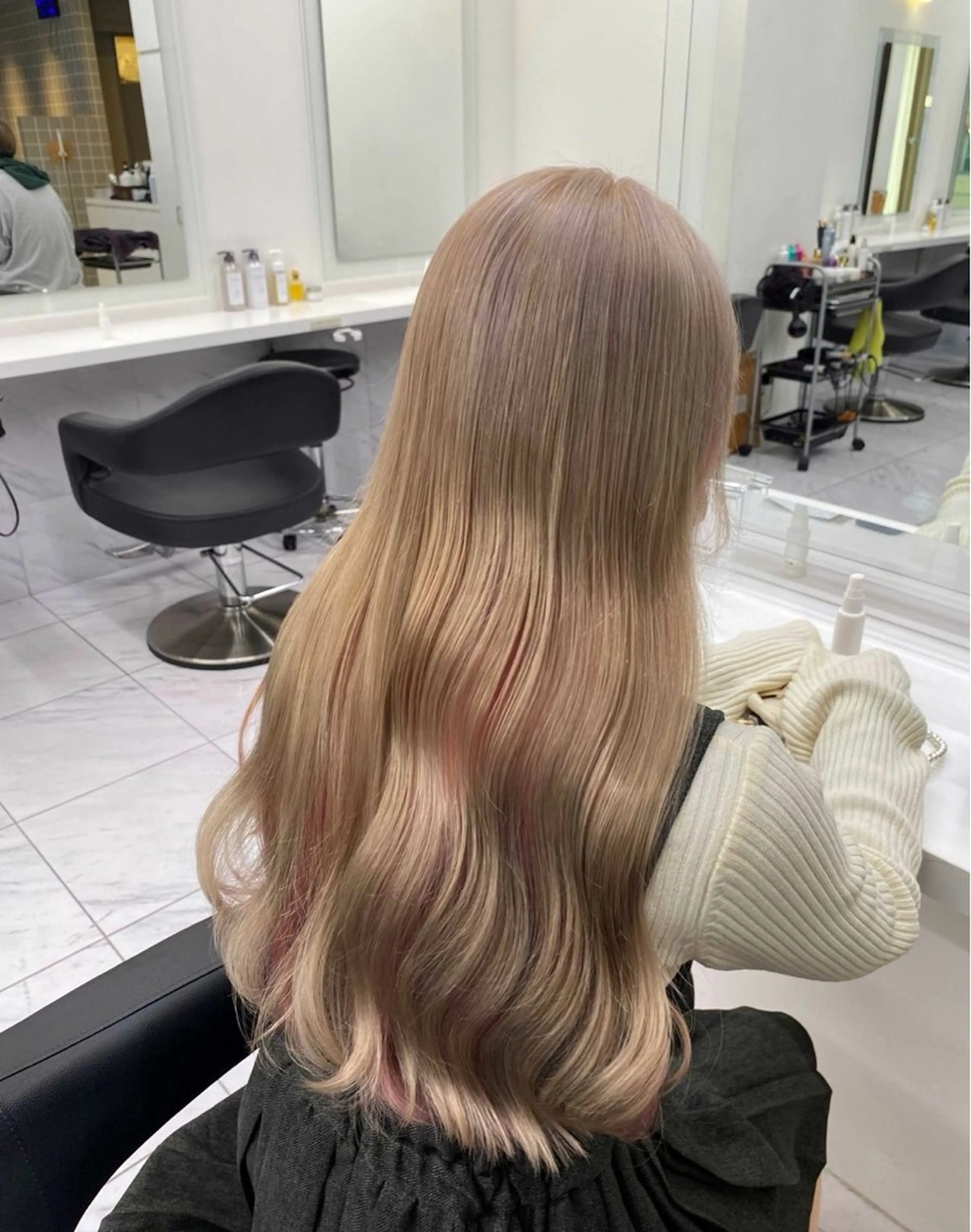 ロング カラー ヘアアレンジ ベージュカラー インナーカラー ミルクティーベージュ ピンクカラー ピンクベージュ ヘアカラー トリートメント ヘアセット 🩵ダメージレス艶感 ハイトーン🩷のヘアスタイル