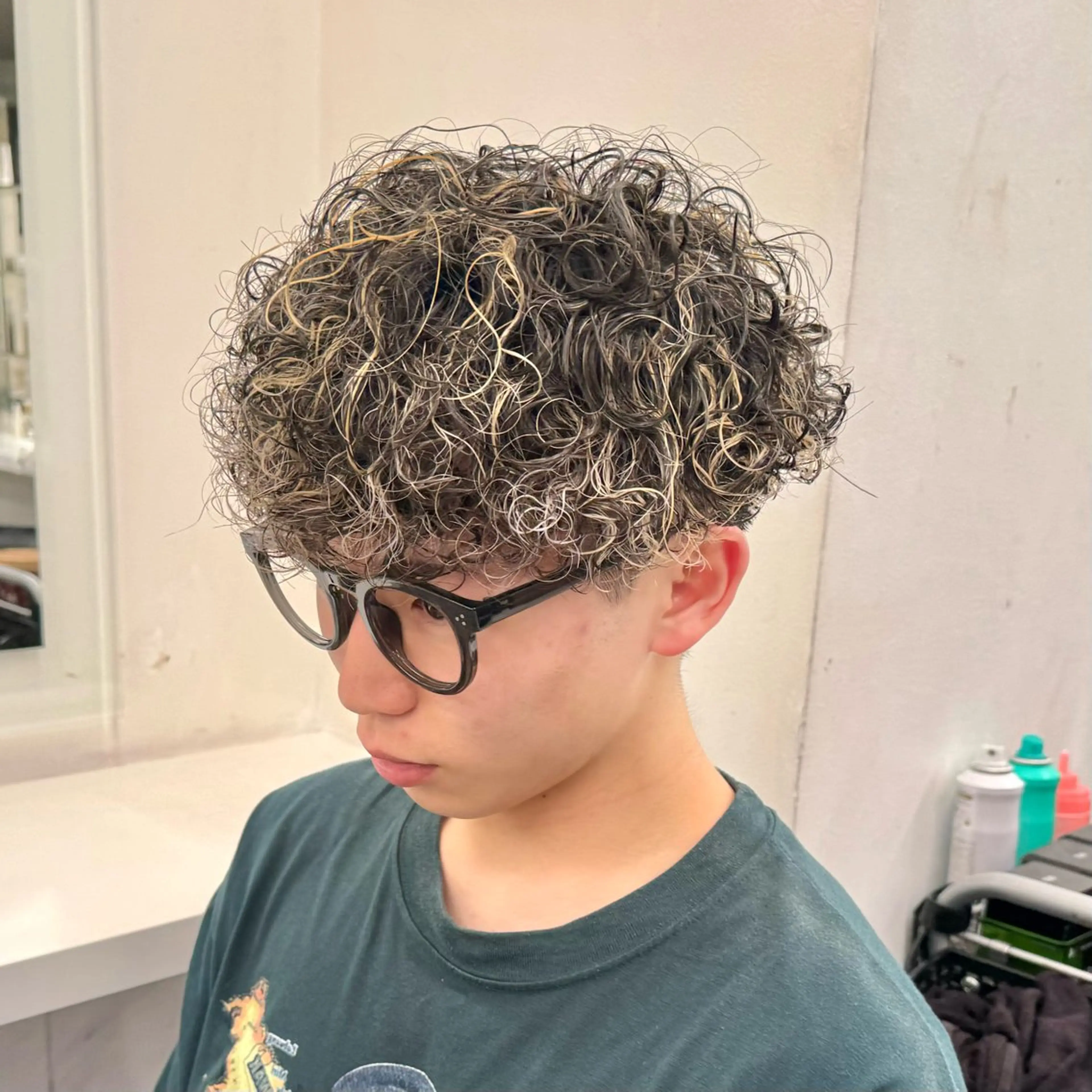 ミディアム カラー パーマ ヘアアレンジ メンズ ミディアムパーマ メンズメッシュ メンズパーマ プードルパーマ メッシュ カット ヘアカラー パーマ ヘッドスパ ヘアセット 顔まわりカット の達人のヘアスタイル