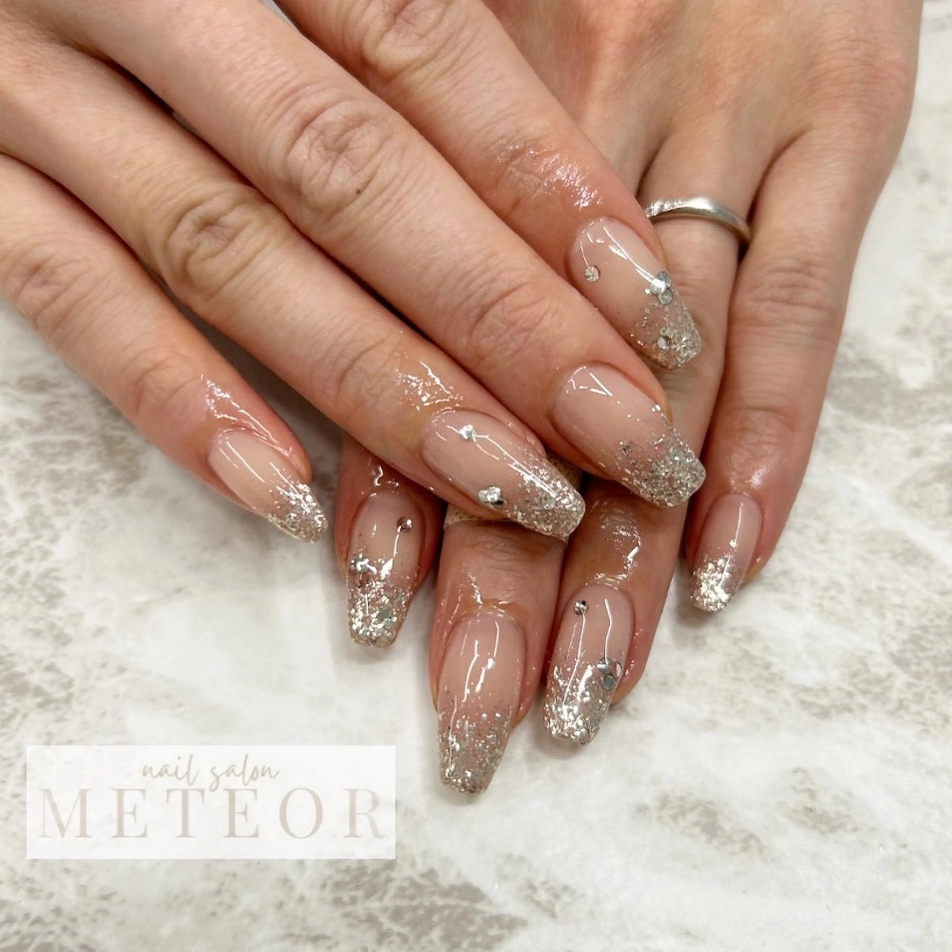 ネイル グラデーション ラメ(グリッター) ラメグラデーション ストーンネイル ハンドネイル nailsalon meteor所属・METEOR💫 staffのネイルデザイン