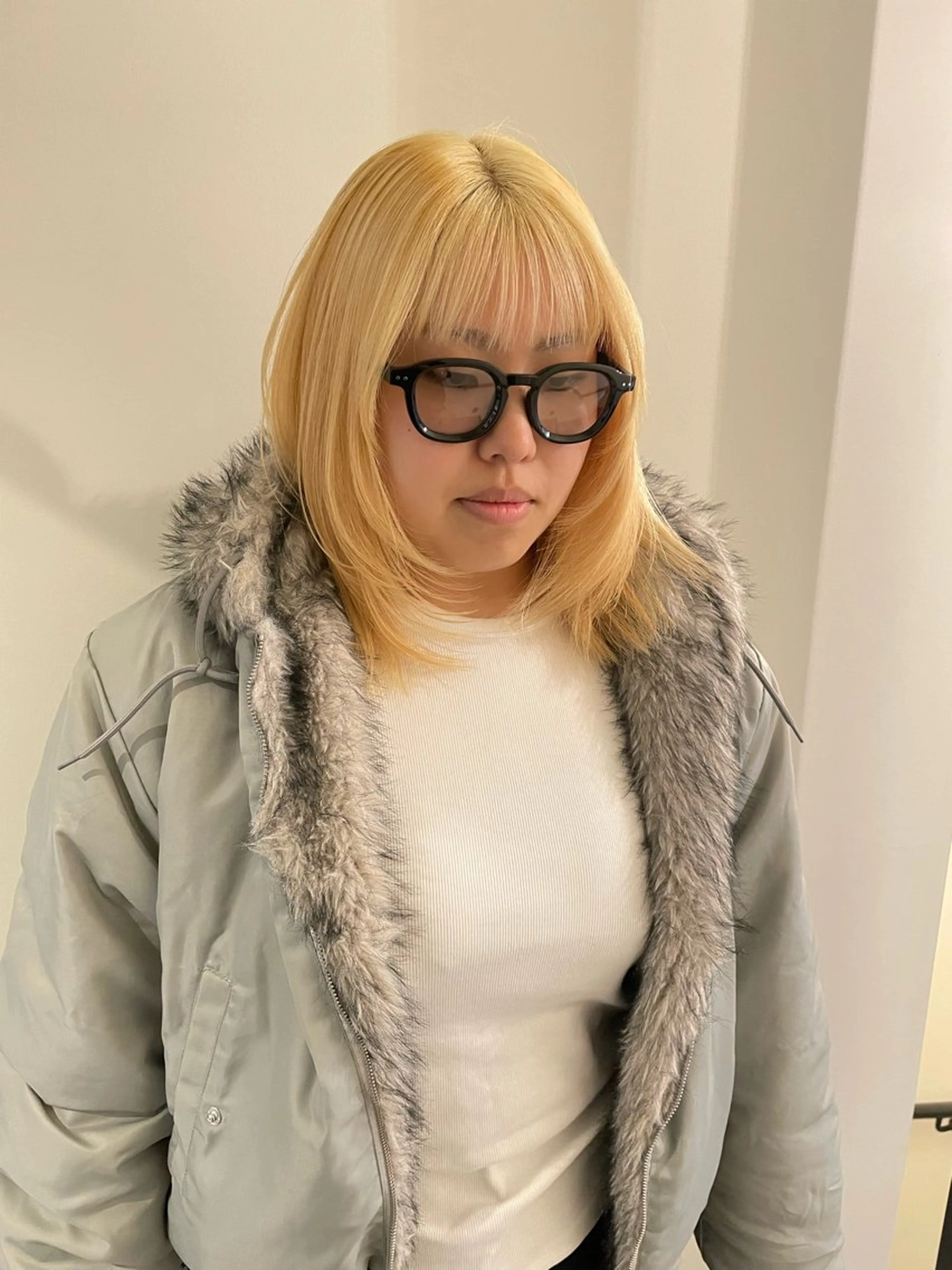 ミディアム カラー 抜きっぱなしブロンド 顔まわりレイヤー レイヤーカット カット 渋谷 留菜のヘアスタイル