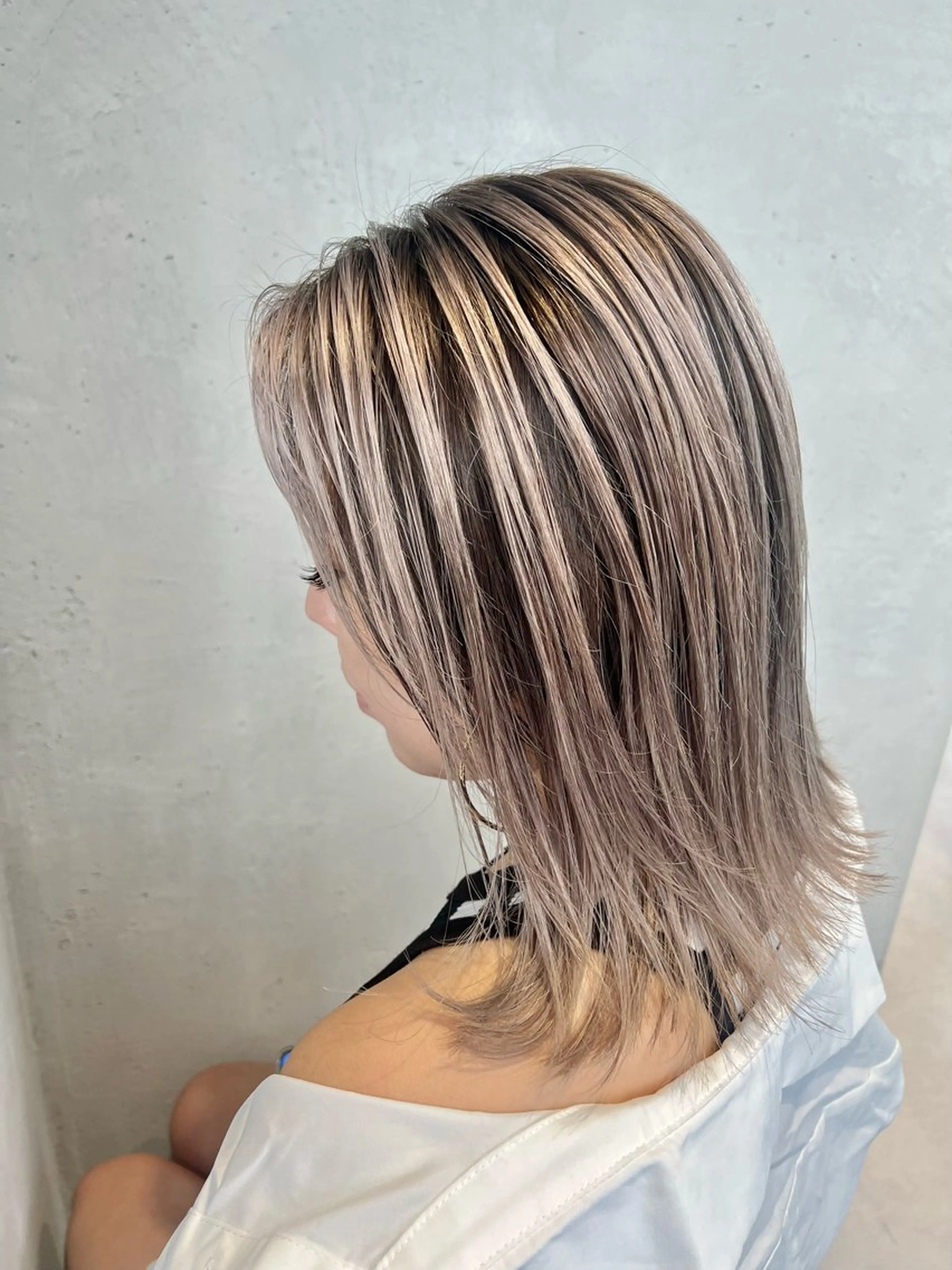 ミディアム カラー 宮永 智香のヘアスタイル