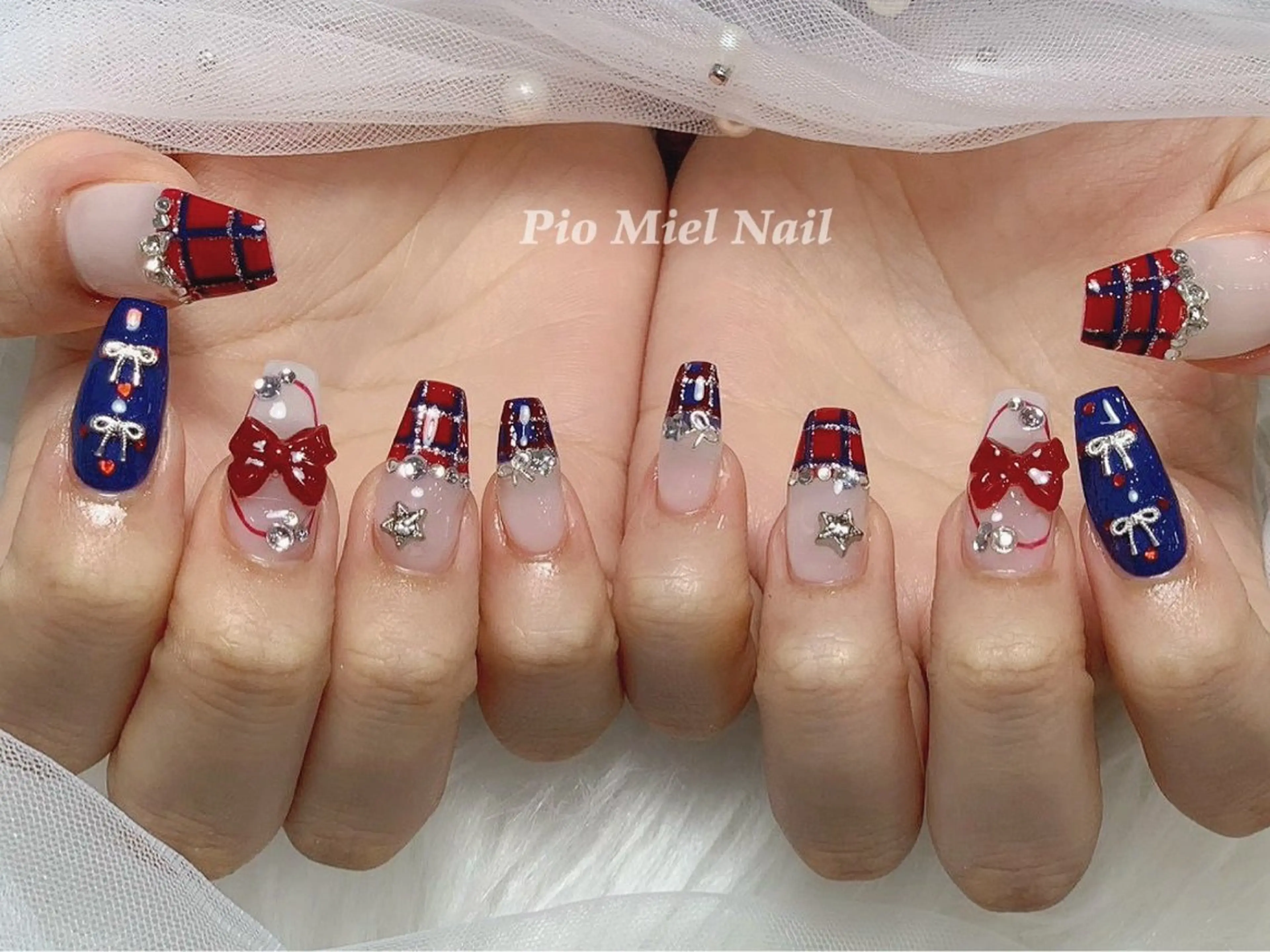 ネイル ガーリー ネイビー リボン ワンホンネイル 冬ネイル ハンドネイル momo 長さだしのネイルデザイン