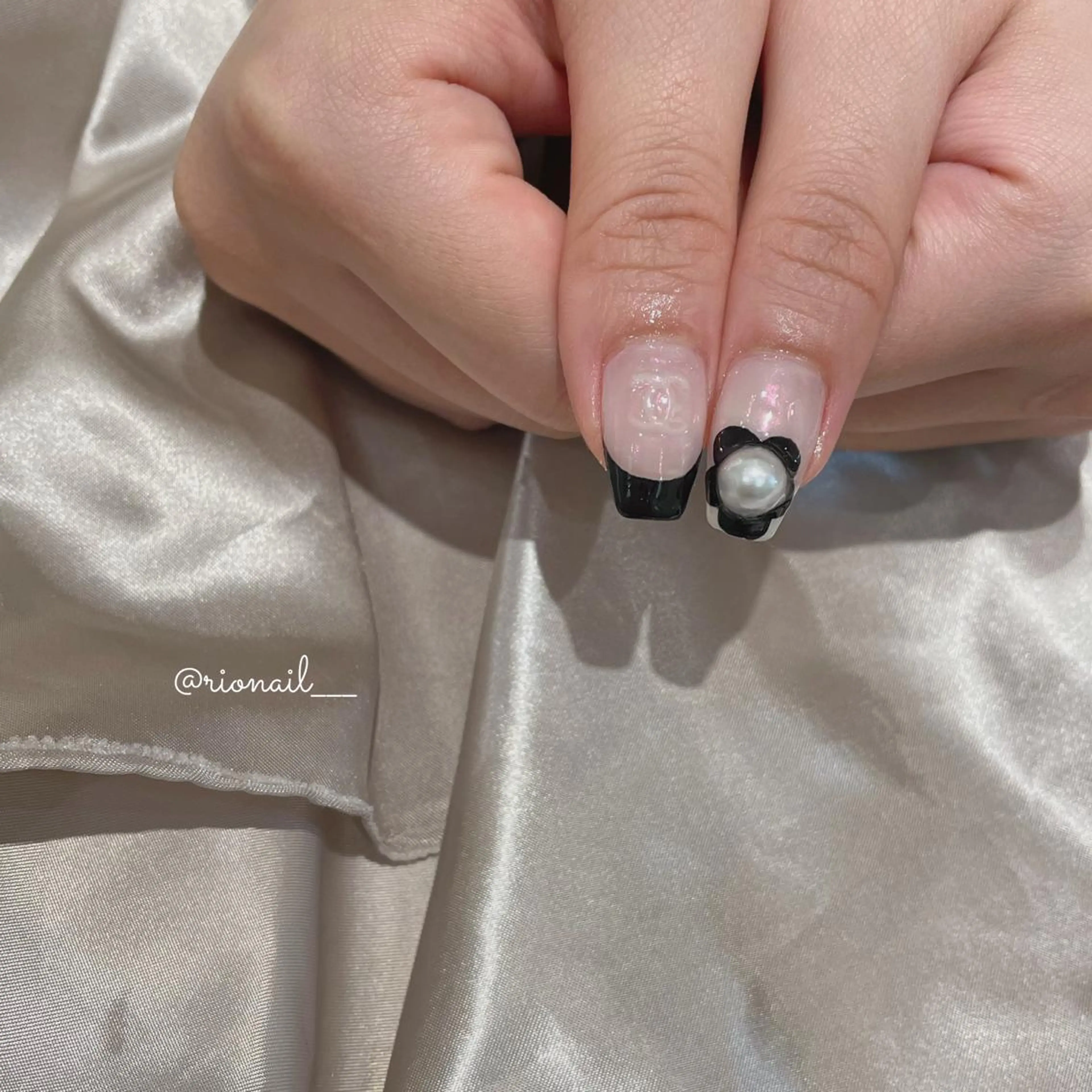 ネイル 𝘙𝘪𝘰𝘯𝘢 ...🕯🤍のネイルデザイン