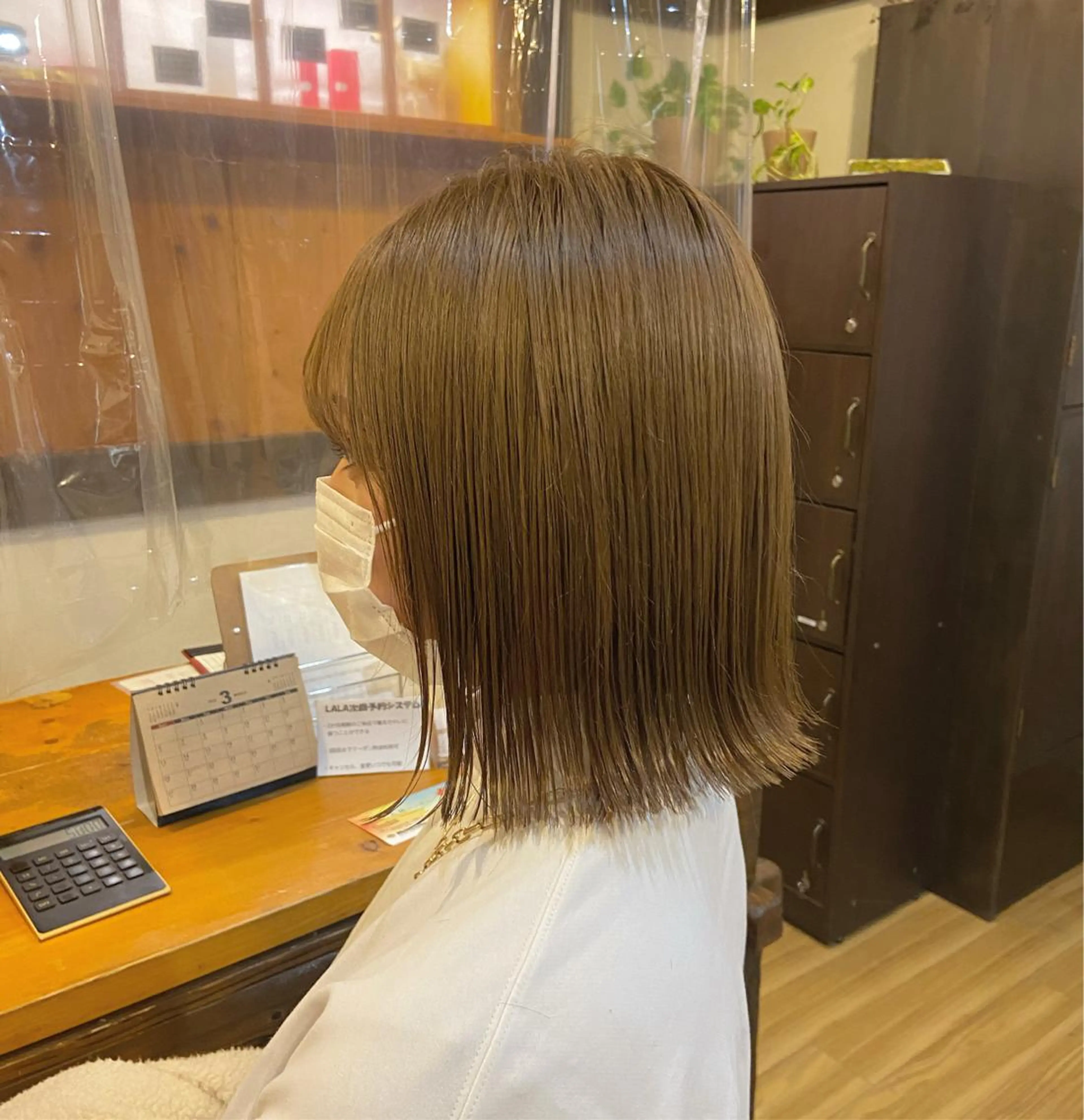 ミディアム カラー 切りっぱなしボブ ベージュカラー ボブ ヘアカラー トリートメント ウルフ/レイヤー/ ブリーチ/牧原歩夢のヘアスタイル