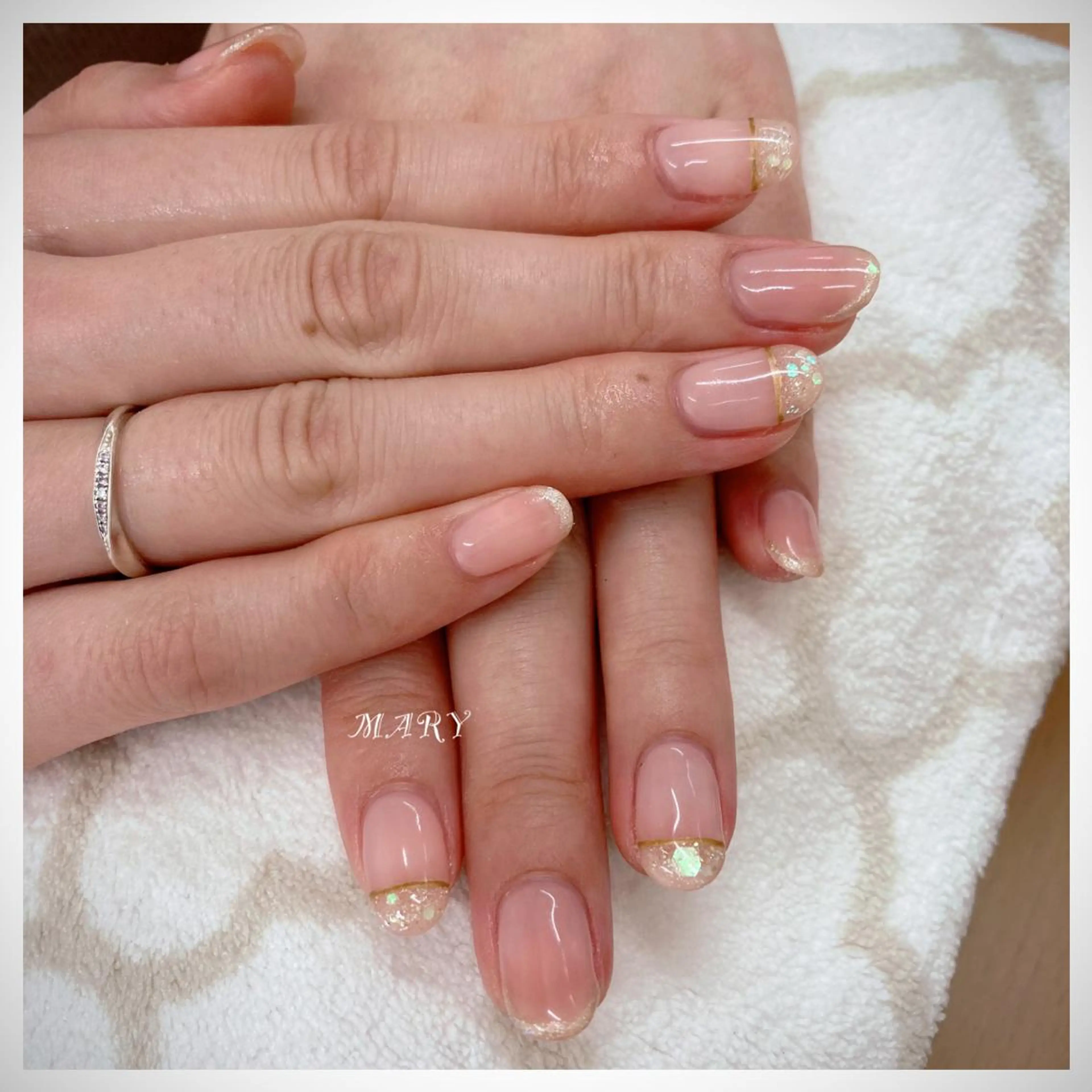 ネイル ゴールド ニュアンスネイル オフィスネイル ワンカラーネイル ピンク ハンドネイル Mary nail所属・Mary nail .narumiのネイルデザイン