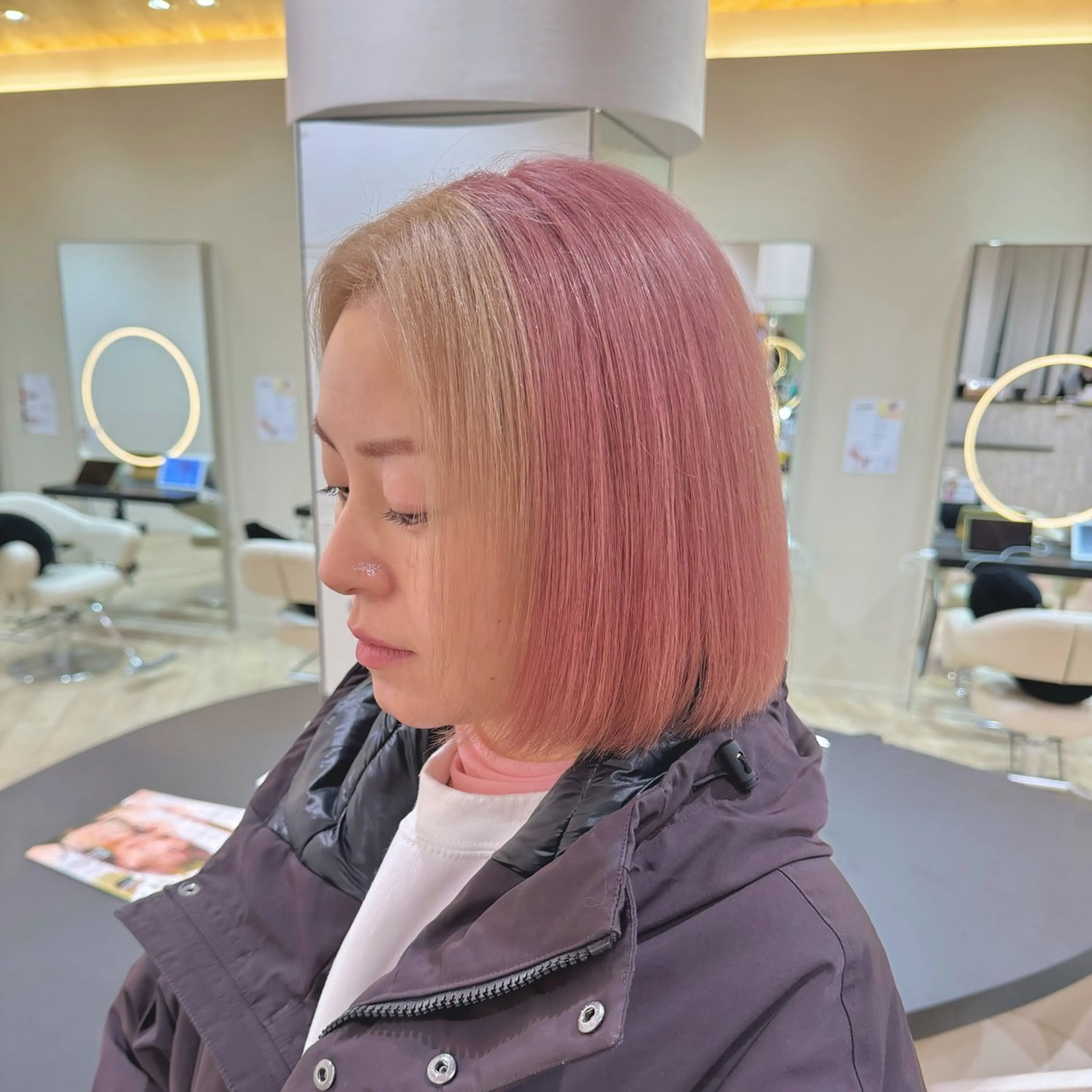 ショート カラー 垢抜け/レイヤー/ ハイトーン/アスナのヘアスタイル