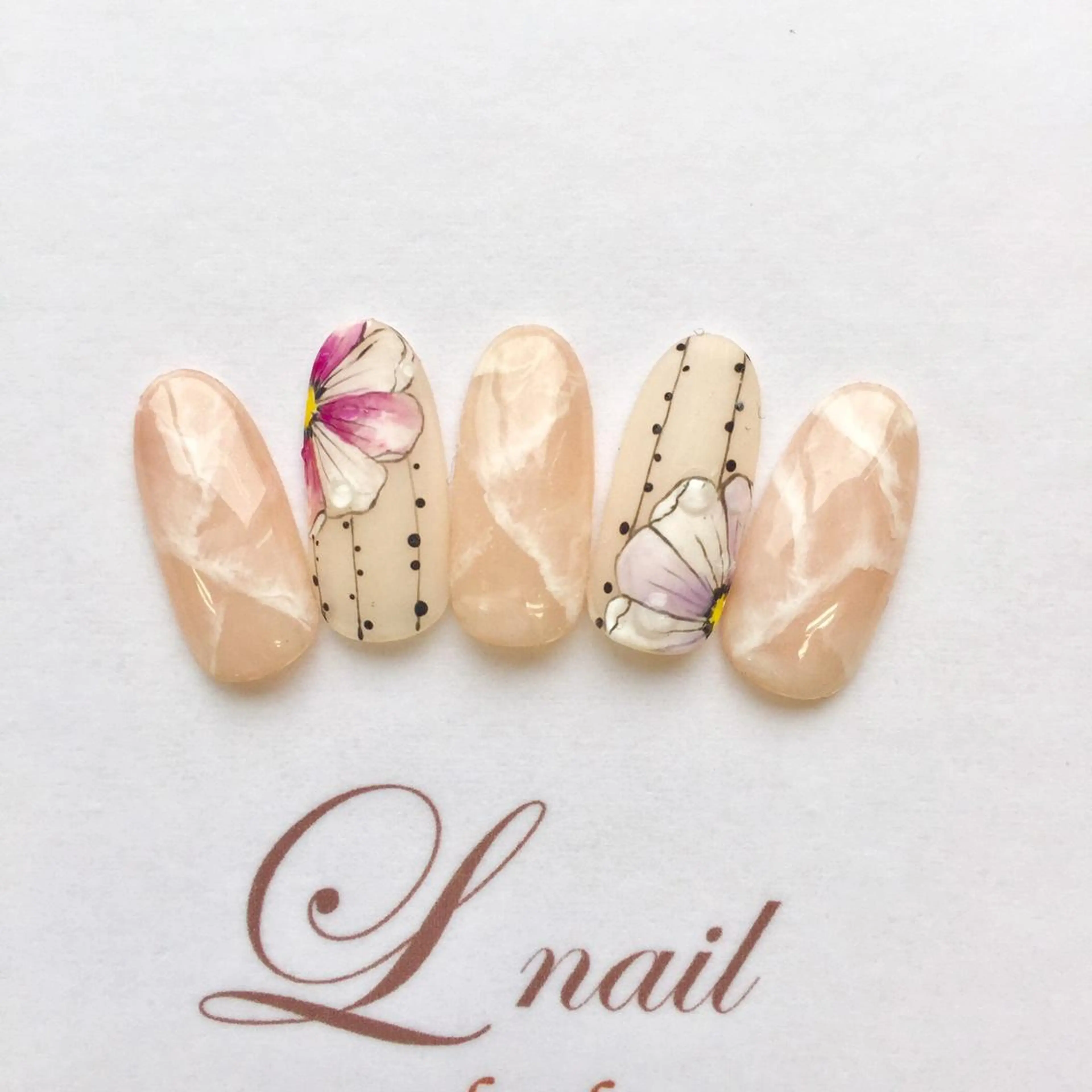 ネイル アートネイル フラワーネイル エルネイル アシスタントのネイルデザイン