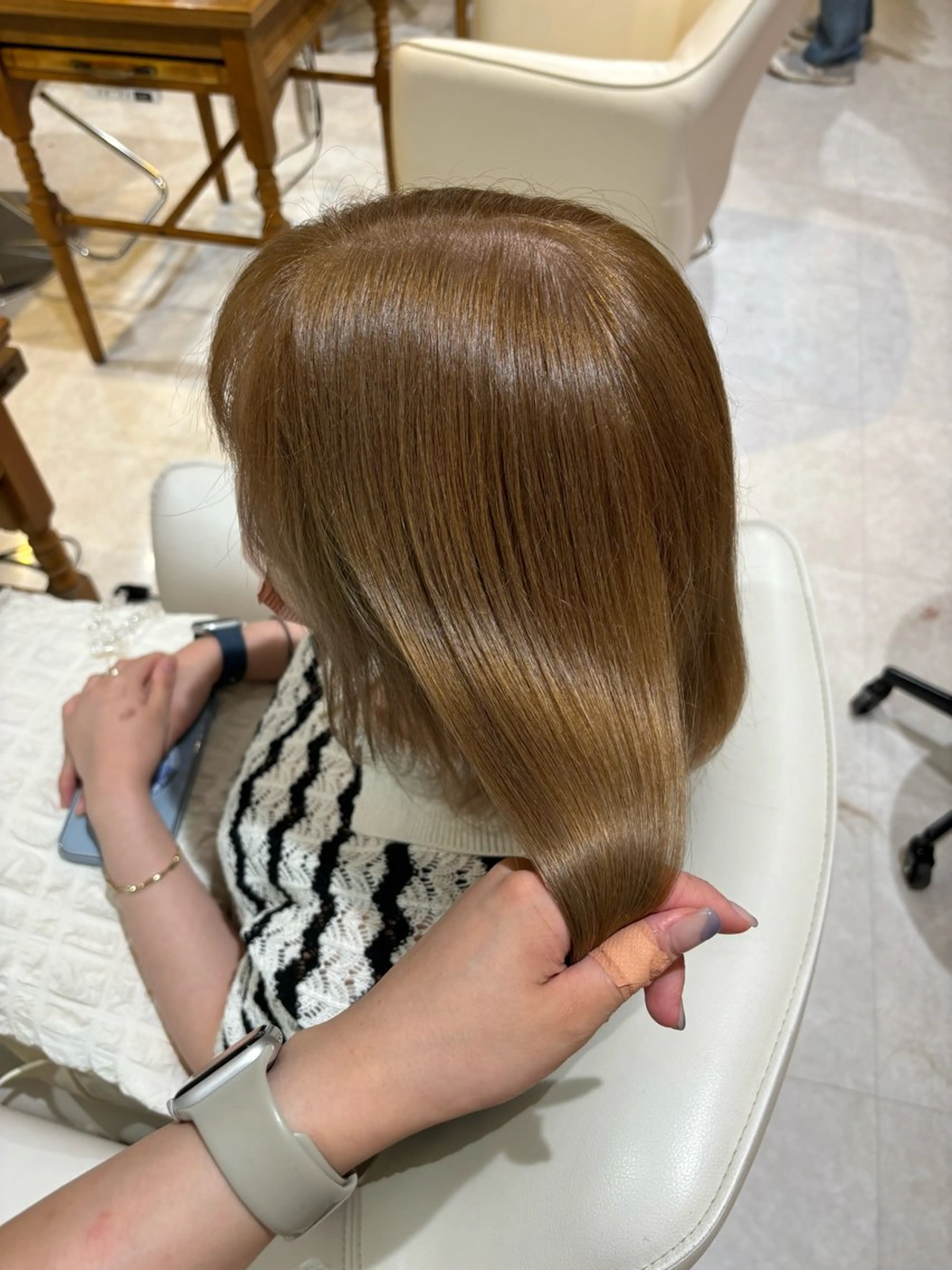 ミディアム カラー ベージュカラー ブリーチ ミルクティーベージュ ブリーチなしカラー ヘアカラー 山﨑 まなかのヘアスタイル