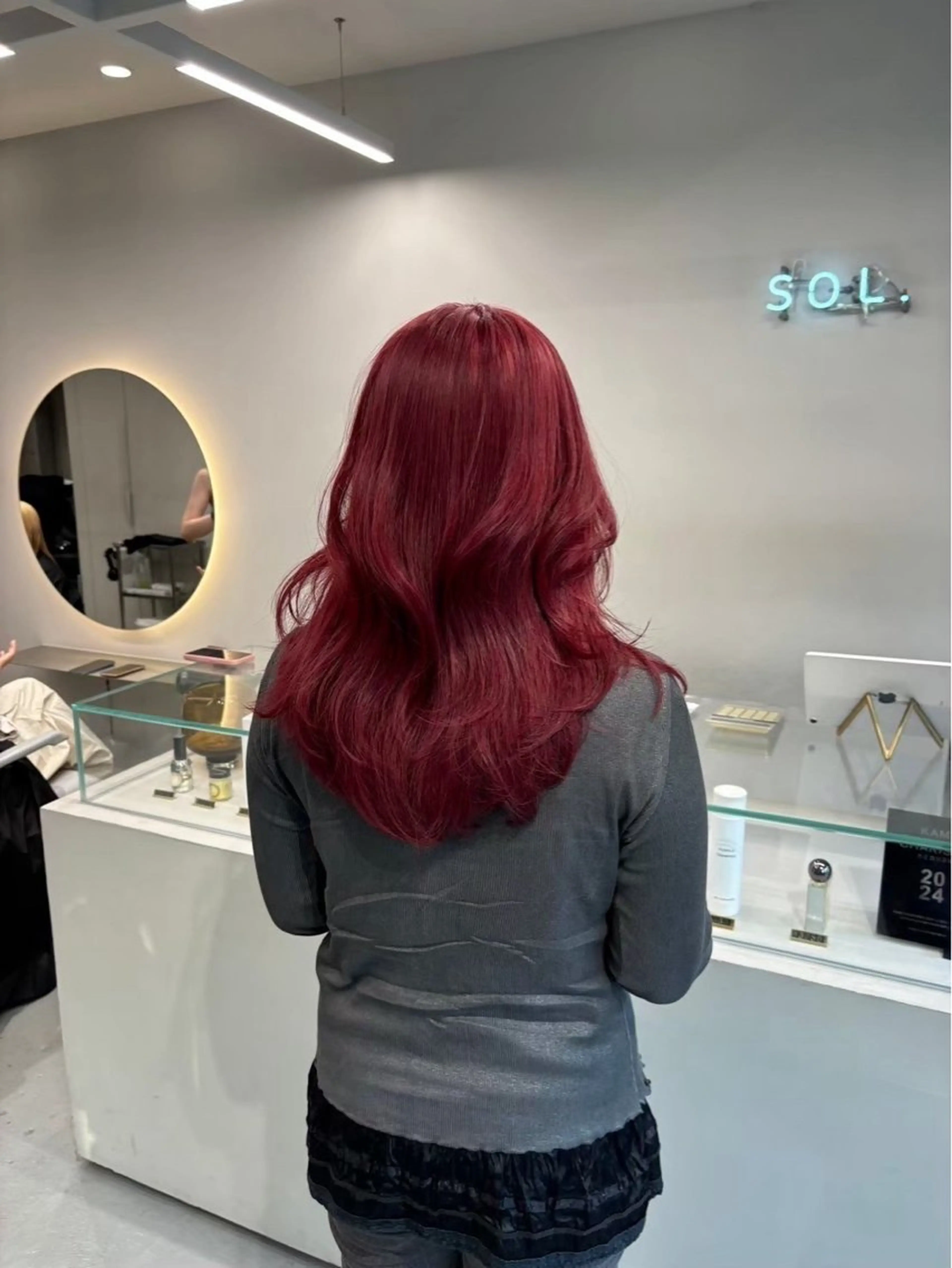 セミロング カラー ブリーチ ボルドーカラー レッドカラー 村田 旭のヘアスタイル