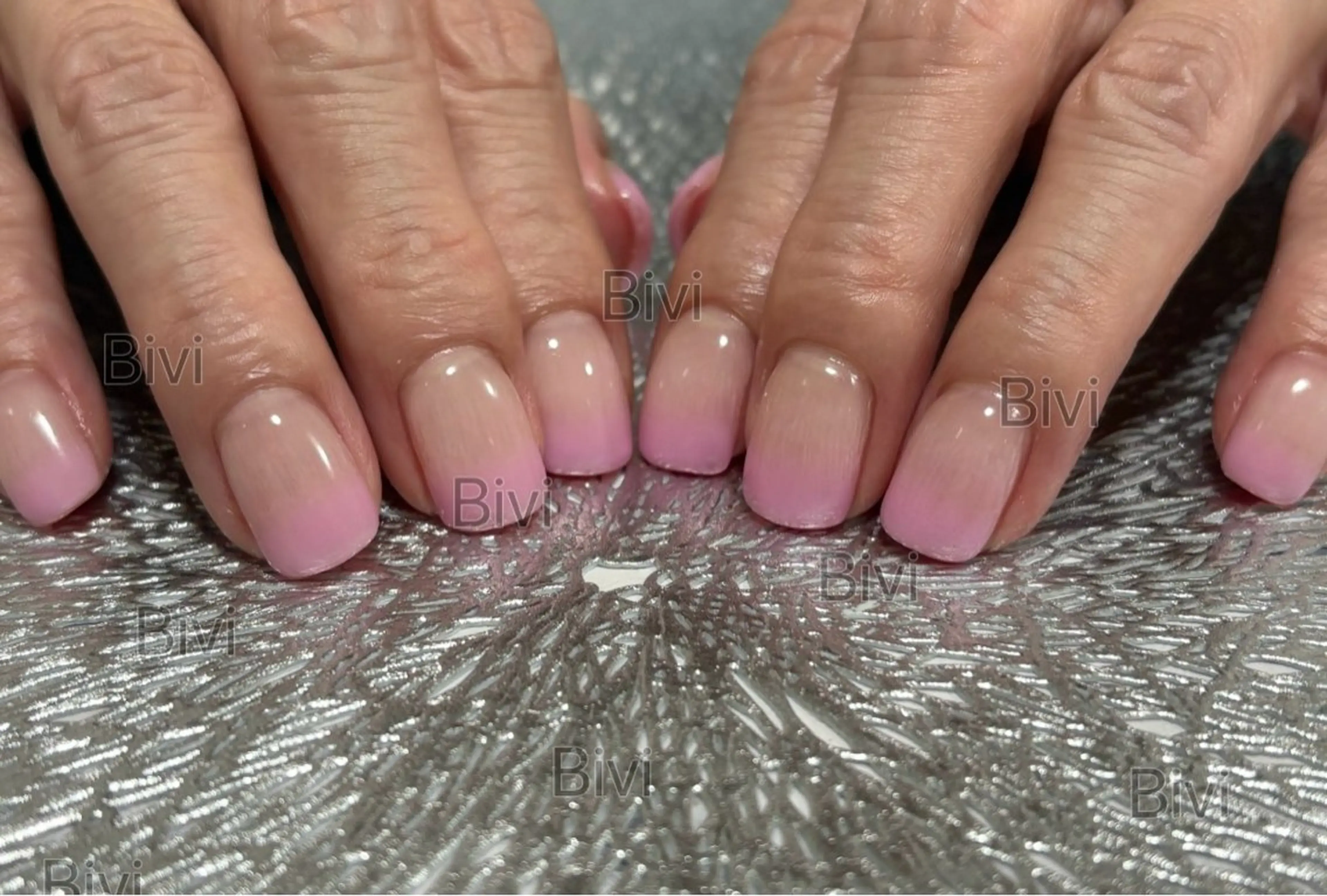 ネイル グラデーション ピンク スクエアネイル ワンホンネイル 冬ネイル ハンドネイル ハンドケア ♡Bivi♡自爪に 優しいネイルサロンのネイルデザイン