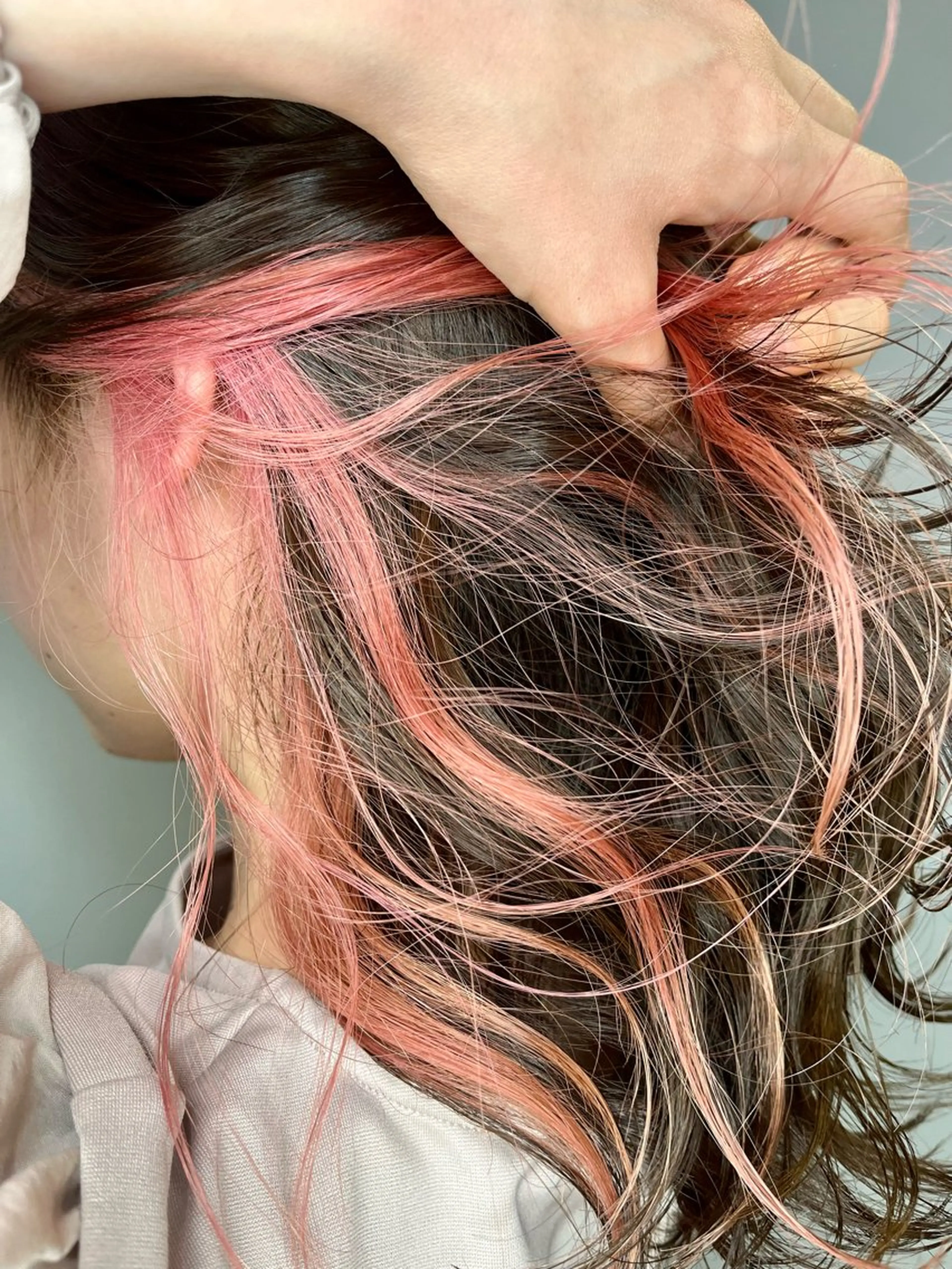 ミディアム カラー パーマ ヘアアレンジ メンズ メンズインナーカラー インナーカラー ピンクカラー ®️レイヤー/透明感 カラー/星野六三四のヘアスタイル
