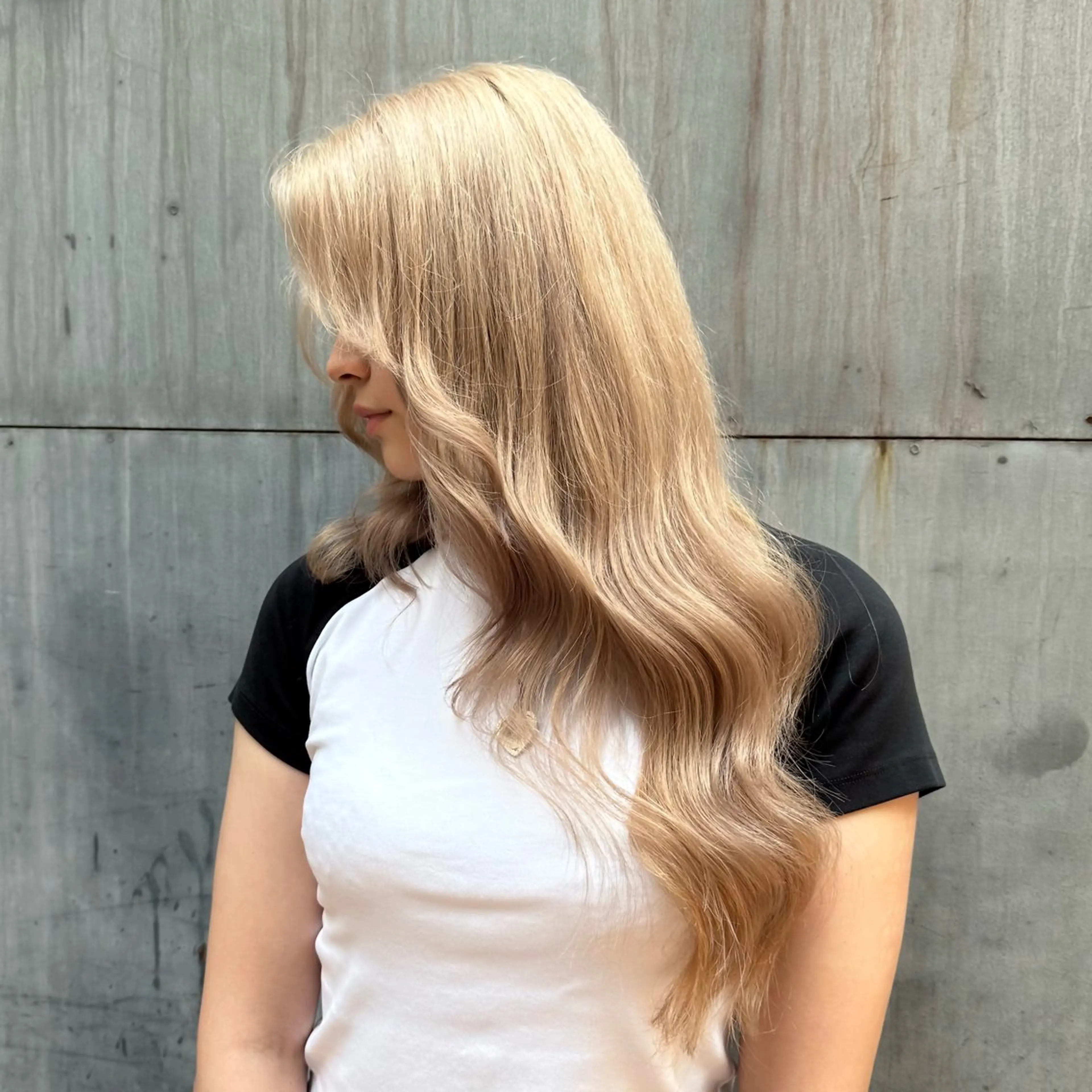 ロング カラー Welring hair salon所属・Runa/大人 かわいいハイトーンのヘアスタイル