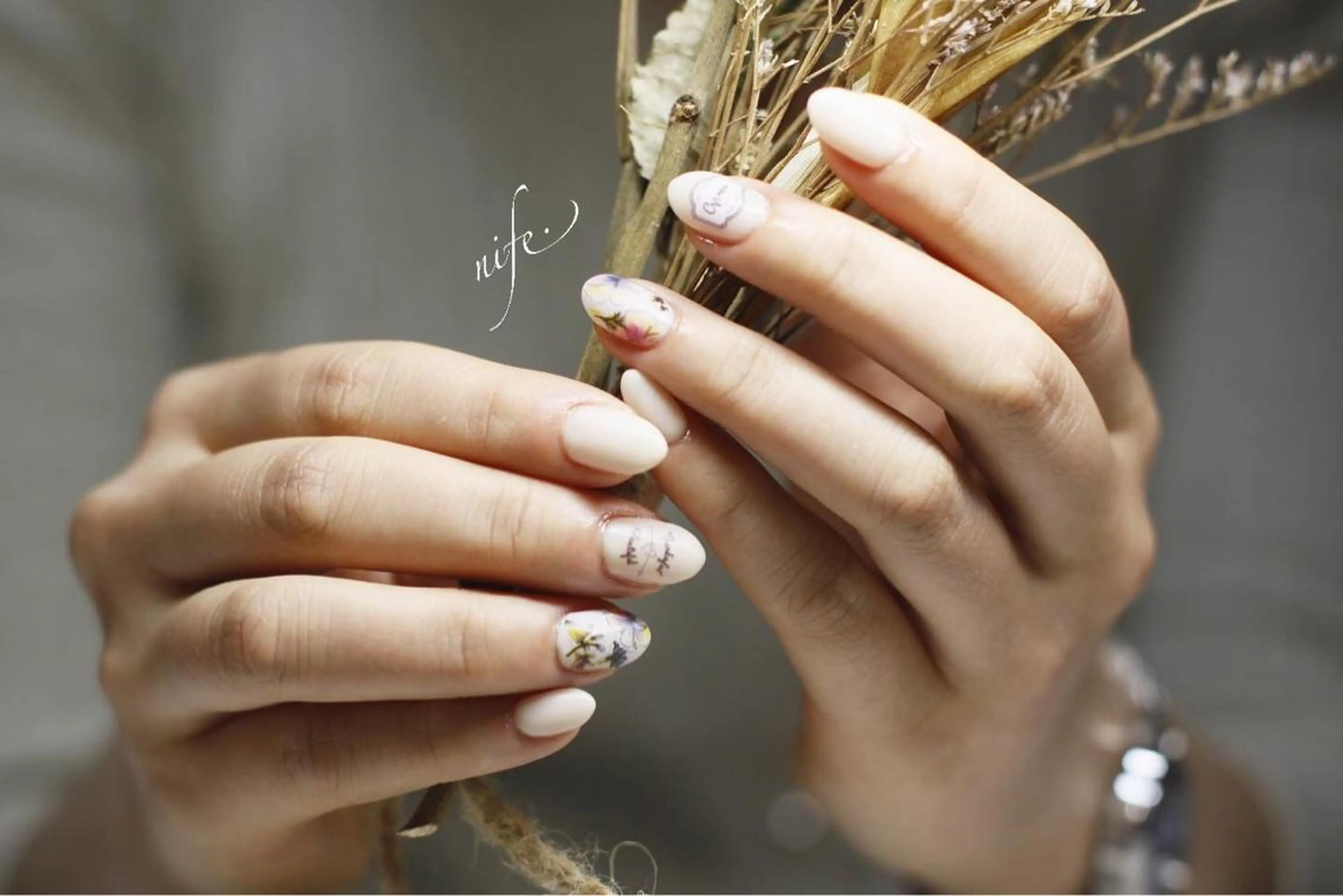 ネイル アートネイル フラワーネイル ワンカラーネイル 春ネイル atelier nife.のネイルデザイン