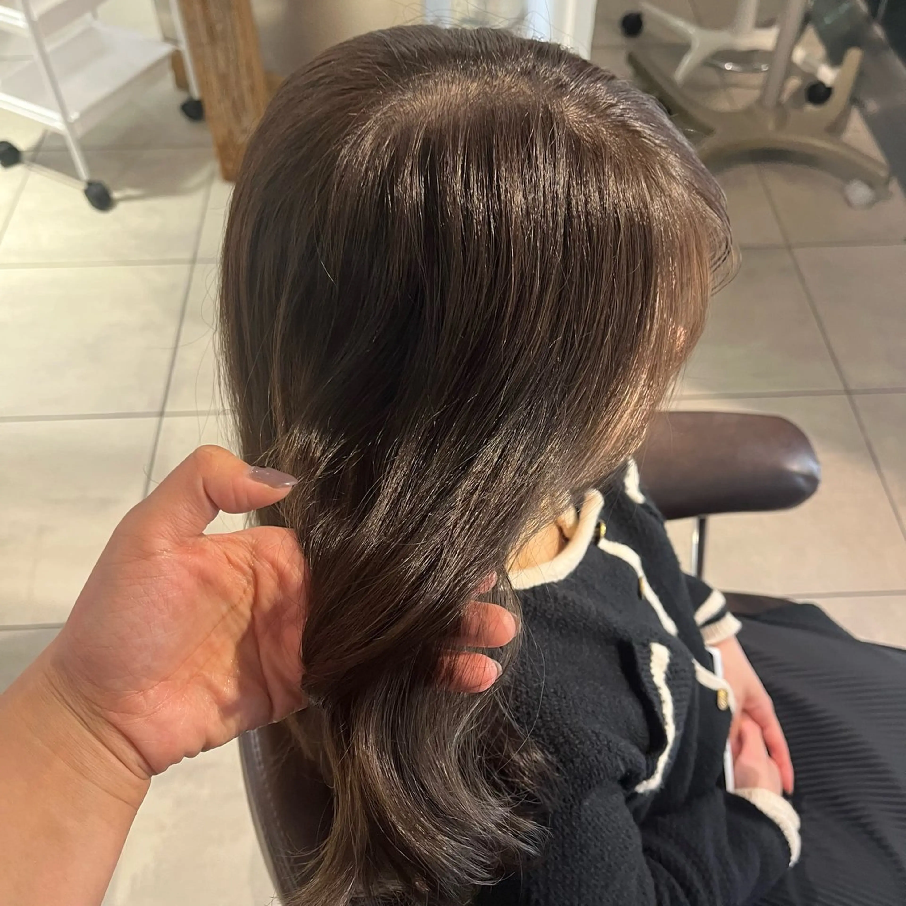 セミロング カラー グレージュ オリーブグレージュ オリーブグレー 顔周りカット/ 透明感カラー/ユナのヘアスタイル