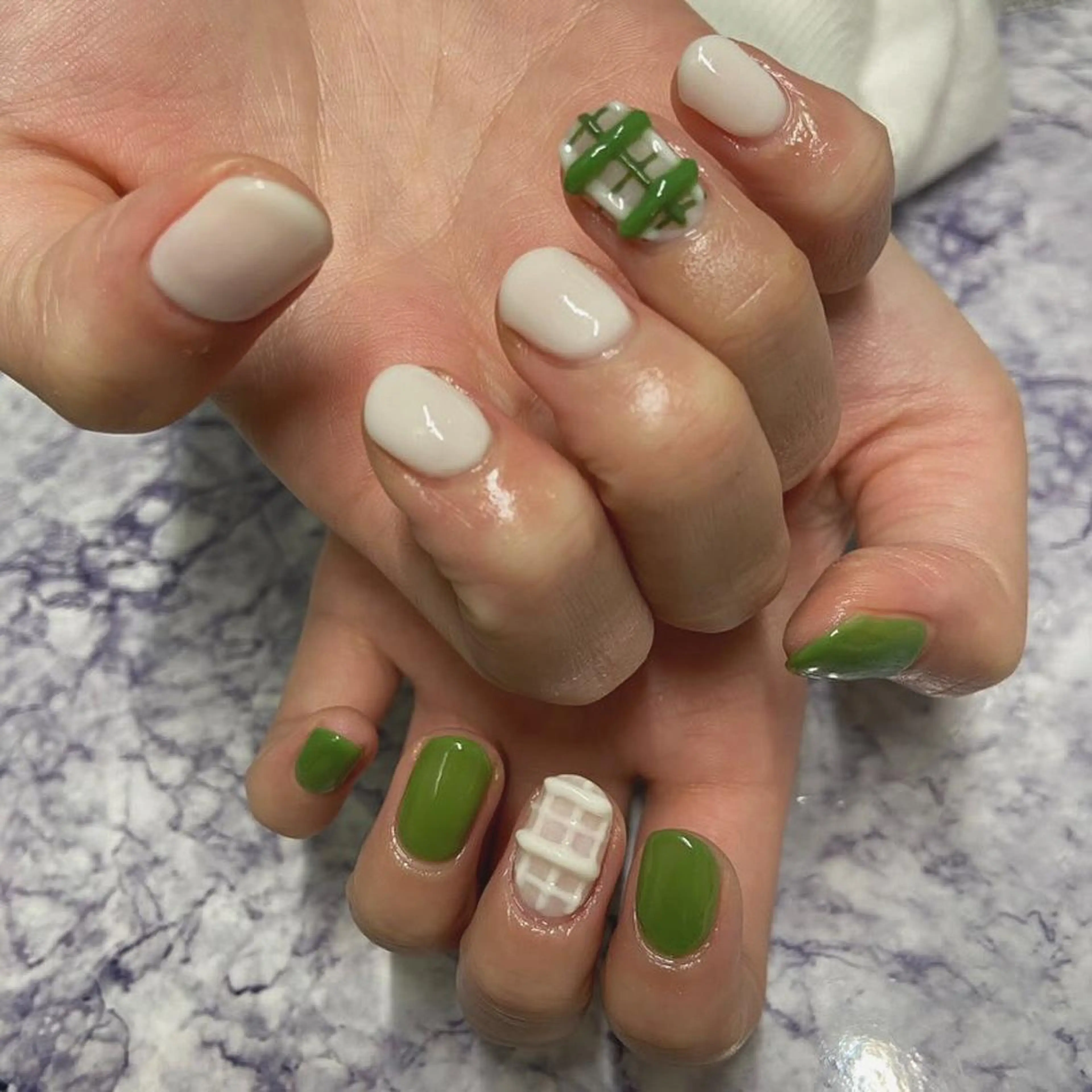 ジェルネイルワンカラー8️⃣本➕デザイン2️⃣本【ハンドorフット】の写真