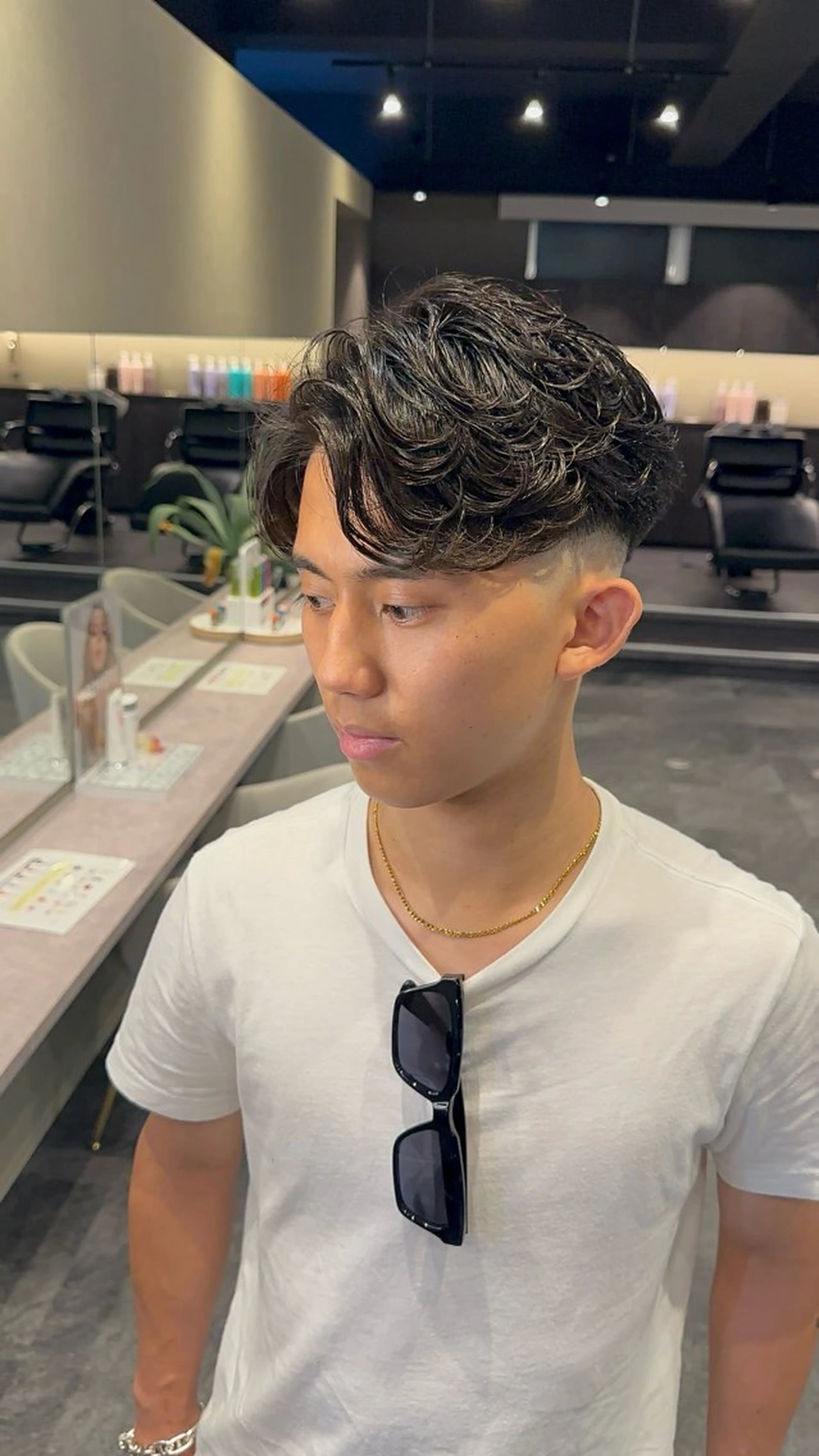 ミディアム パーマ メンズ ミディアムパーマ フェードカット メンズパーマ 外国人風カラー iCON TOKYO 海外風ヘア特化サロンのヘアスタイル