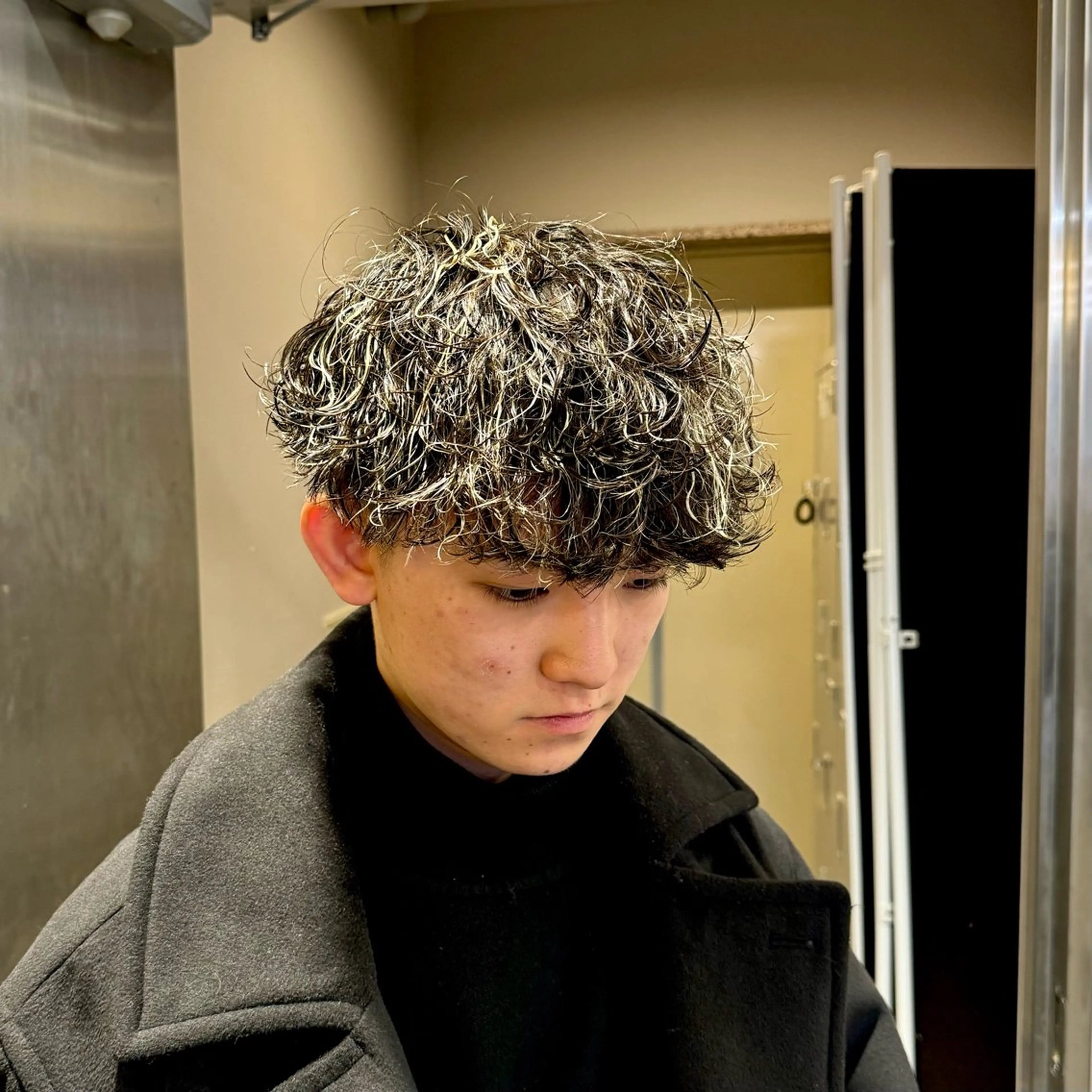 ミディアム カラー パーマ ヘアアレンジ メンズ ミディアムパーマ メンズメッシュ メンズパーマ 波巻きパーマ メッシュ カット ヘアカラー パーマ ヘッドスパ ヘアセット 顔まわりカット の達人のヘアスタイル