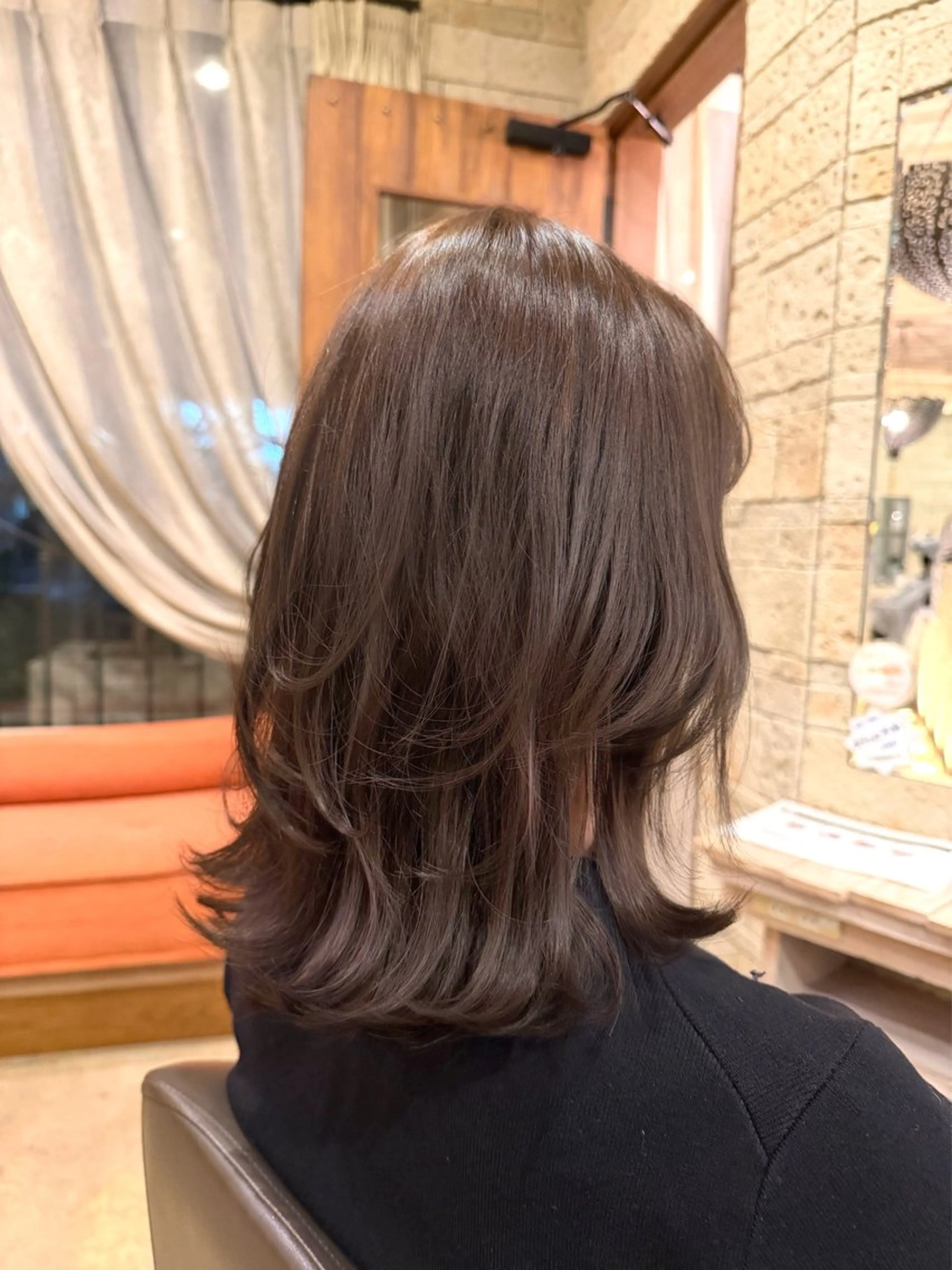 ミディアム カラー ミディアムレイヤー アッシュ ベージュカラー ブリーチ フォギーベージュ パーマ/艶カラー/ 髪質改善/伊藤愛麻のヘアスタイル