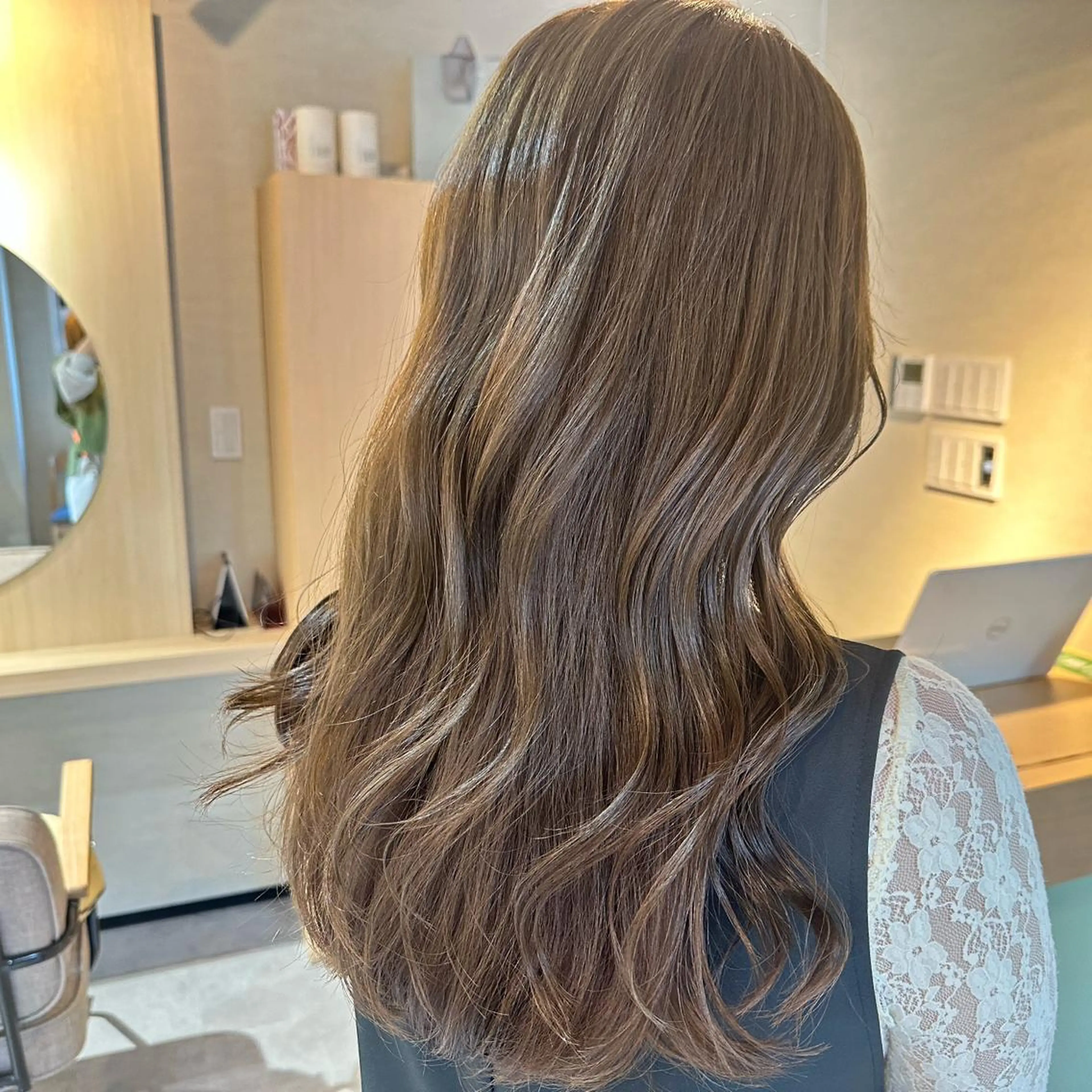 ロング カラー アッシュ ブリーチ ブラウンカラー ハイトーンカラー ブリーチなしカラー カット ヘアカラー トリートメント 【Uneユヌ】菊地 春那のヘアスタイル